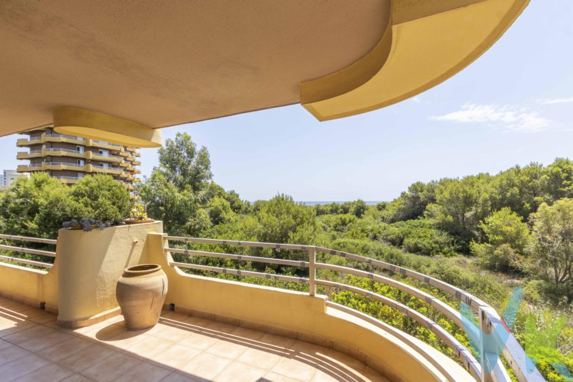 Espacio, luz y tranquilidad en una ubicación únicaSi estás buscando una vivienda amplia, luminosa y con una ubicación privilegiada, este piso esquinero en El Saler puede ser justo lo que necesitas. Situado en la primera planta de un edificio con ascensor, este inmueble te ofrece 107 m² construidos  y todo lo necesario para disfrutar de una vida cómoda junto al mar y la naturaleza. Estar en esta altura proporciona una cercanía especial con el entorno natural que rodea la zona. Además, muy a tener en cuenta sus excelentes calidades de construcción y acabados, muy por encima de la mayoría de los edificios cercanos. Y por si fuera poco, se trata del grupo de apartamentos más próximo al mar de toda la zona, lo que te garantiza vistas privilegiadas y acceso directo a la playa.Vivienda esquinera con balcón envolvente y acceso desde casi todas las estanciasUno de los grandes atractivos de esta vivienda es su amplio balcón envolvente, al que se accede desde casi todas las estancias, incluyendo el salón, la cocina y varias habitaciones. En la zona que conecta con el salón y la cocina, el balcón es especialmente amplio y permite colocar una mesa con sillas, ideal para desayunar al aire libre, disfrutar de una cena con vistas al mar o relajarte al final del día. Esta conexión con el exterior aporta una gran sensación de amplitud y te permitirá disfrutar del entorno natural en tu propio hogar.Distribución cómoda y versátilLa vivienda dispone de tres habitaciones que se adaptan a diferentes necesidades: dormitorios, zona de teletrabajo o cuarto de juegos. El salón, amplio y luminoso, también se abre al balcón, generando una agradable sensación de continuidad entre el interior y el exterior. Ideal para relajarte, leer o compartir comidas con amigos.Baños completamente reformados y detalles bien cuidadosLos baños han sido renovados por completo con un diseño moderno, funcional y materiales de calidad. No tendrás que preocuparte por reformas: están listos para disfrutarlos desde el primer día. El resto del piso se encuentra en buen estado y ofrece muchas posibilidades para personalizarlo a tu gusto.Luz natural y acceso sin barrerasLas ventanas en varias orientaciones permiten que la luz natural inunde toda la vivienda. Además, el edificio dispone de ascensor, lo que facilita el acceso a todas las personas, sin importar la edad o condiciones de movilidad.A solo unos pasos de la playa y del Parque Natural de la AlbuferaUno de los mayores atractivos de esta ubicación es su cercanía al mar: en apenas unos minutos andando estarás pisando la arena. También tienes a tu alcance el entorno natural del Parque Natural de la Albufera, ideal para practicar senderismo, ciclismo o simplemente desconectar. Todo ello sin renunciar a la comodidad de tener supermercados, comercios y restaurantes cerca.¿Quieres verlo por ti mismo?Este piso esquinero, con balcón envolvente, baño reformado y una ubicación excelente a pocos minutos de la playa, es una gran oportunidad. Si valoras el espacio, la luz y la cercanía al mar, no lo pienses más. Contáctanos y agenda tu visita. ¡Estaremos encantados de enseñártelo! 