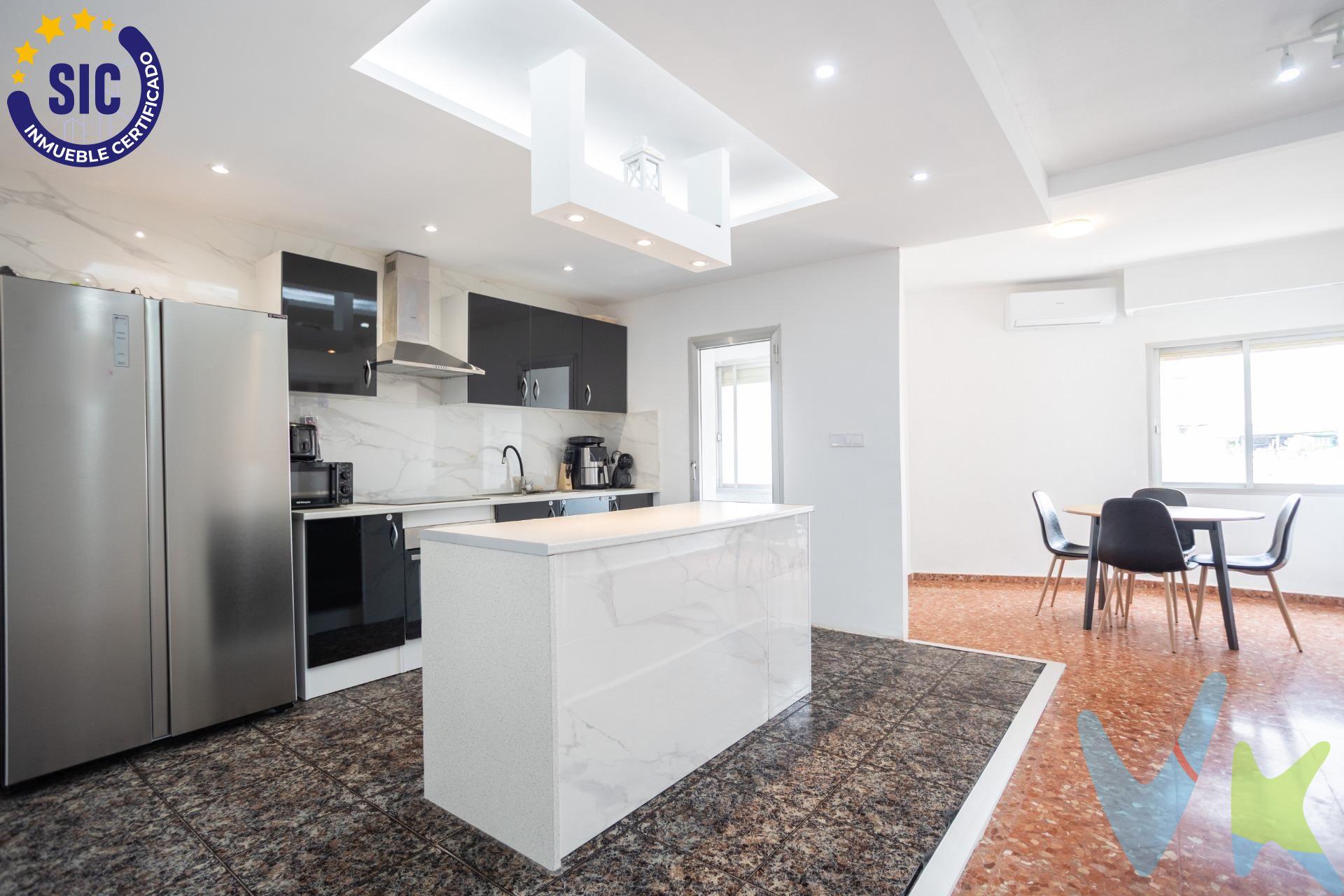 . Luz, espacio y comodidad a solo 20 minutos de Valencia – Piso en Alginet. Te presentamos esta espectacular vivienda de 166 m² construidos, ubicada en una TRANQUILA ZONA RESIDENCIAL de Alginet, con EXCELENTES CONEXIONES a Valencia tanto por carretera como en metro. AMPLIA, LUMINOSA y con un DISEÑO FUNCIONAL, esta propiedad ha sido pensada para disfrutar de cada rincón. Dispone de tres dormitorios con armarios empotrados, dos baños completos y una cocina moderna integrada al salón-comedor, formando un amplio espacio abierto, ideal para compartir momentos en familia o con amigos. Se entrega totalmente equipada con electrodomésticos nuevos. La LUZ NATURAL es protagonista en toda la vivienda, especialmente gracias a su ORIENTACION SUROESTE, que garantiza sol y claridad durante todo el día. Además, cuenta con una encantadora TERRAZA donde relajarse, un balcón con vistas despejadas y una galería independiente para zona de lavado. Incluye PLAZA DE GARAJE en el mismo edificio y está rodeada de todos los servicios: estación de metro, supermercados, parques y zonas verdes. Una opción perfecta si buscas una vivienda espaciosa, luminosa y bien situada, a un paso de Valencia. No pierdas la oportunidad y llamanos para concertar una visita! 🏡✨. La descripción y los datos del presente inmueble tienen carácter meramente informativo y en ningún caso contractual. En el precio de la vivienda no están incluidos los honorarios de agencia, gastos de compraventa y/o financiación. Por mandato expreso del propietario, comercializamos este inmueble en exclusiva compartida, lo que garantiza un servicio de calidad, un trato fácil y personalizado, una gran difusión en nuestras redes compartidas y sin interferencias de terceros. Por este motivo se ruega no molestar al propietario, a los ocupantes de la propiedad, a los vecinos o conserjes del edificio si los hubiera. . Si eres una agencia, llámanos colaboraremos contigo.  Muchas gracias. . 