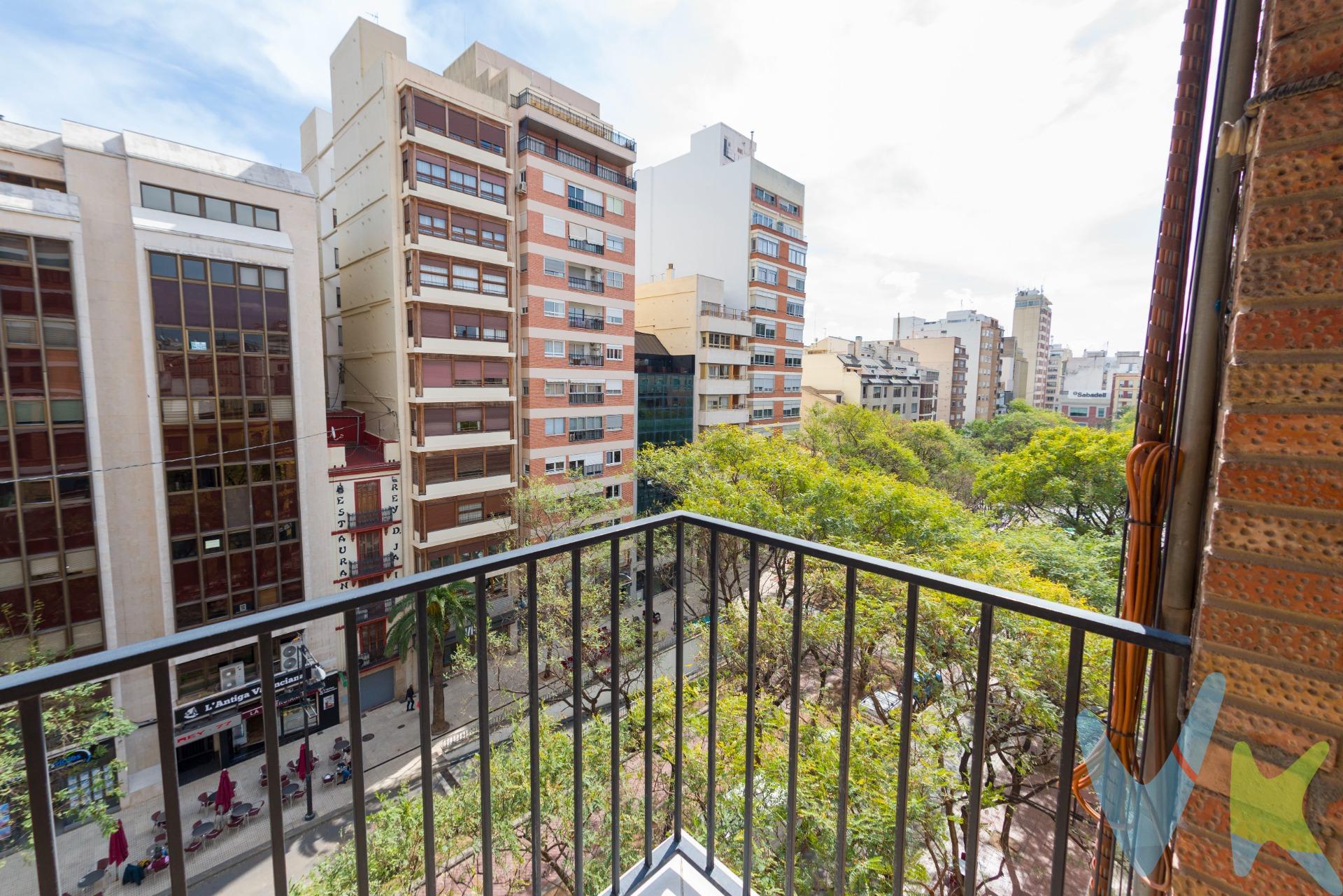 Piso exterior con gran potencial en la emblemática Avenida del Rey de Castellón. 🏡 Ubicación privilegiada. Vivienda situada en una de las avenidas más representativas de Castellón, con todos los servicios a pie de calle y excelente conexión. ☀️ Doble orientación (este-oeste). Disfruta de luz natural durante todo el día y ventilación cruzada, aportando confort y bienestar. 🛋️ Salón-comedor luminoso. Orientado al este, amplio y con salida directa a un balcón con vistas a la avenida. 🌇 Balcón exterior. Perfecto para relajarse y disfrutar del ambiente urbano. 🍽️ Cocina con posibilidades. Cocina y galeria con cuarto de plancha, con gran potencial para reforma y opción de concepto abierto. 🛏️ Habitaciones exteriores. Ubicadas en la fachada oeste, luminosas y tranquilas, ideales para el descanso. 🔨 Gran potencial de reforma. Vivienda perfecta para diseñar un hogar a medida o como inversión. 📍 Zona consolidada y demandada. Rodeada de comercios, servicios y todo lo necesario para el día a día. ✨ Una oportunidad única para vivir o invertir en pleno corazón de Castellón. Por mandato expreso del propietario comercializamos este inmueble mediante contrato de multi-exclusiva, por el cual numerosas agencias colaboradoras, nacionales e internacionales, ofrecen esta vivienda a sus potenciales compradores, todo ello garantizando un servicio de calidad, un trato fácil, sencillo y sin interferencias de terceros, ya que la gestión es a través de nuestra agencia. *Impuestos, gastos de compraventa tales como honorarios agencia y financiación no incluidos. 