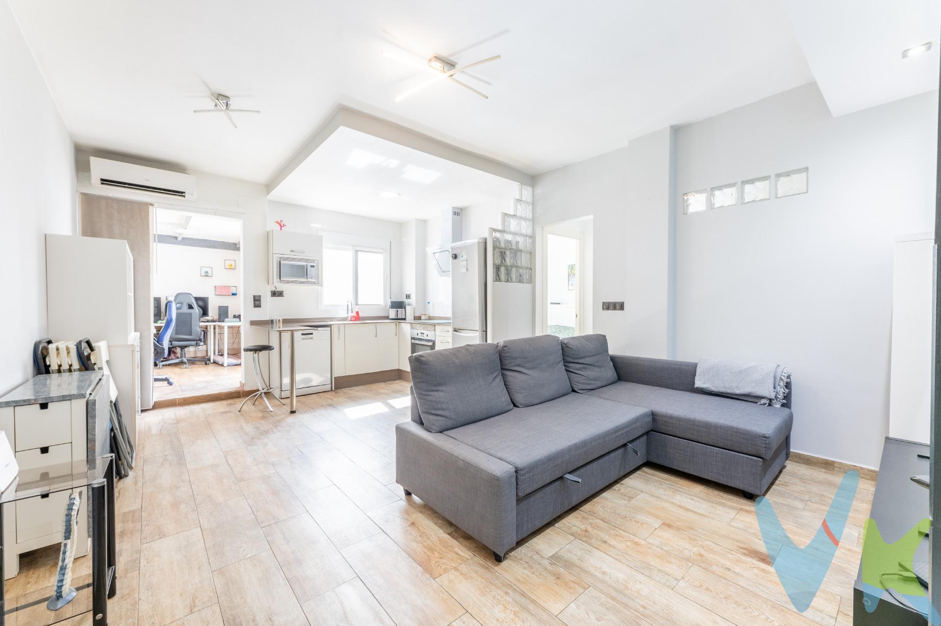 Descubre esta fantástica vivienda en Benimaclet, uno de los barrios más emblemáticos y con más vida de Valencia. Una zona con excelentes conexiones de transporte público, rodeada de todos los servicios, comercios, colegios y zonas de ocio, ideal para quienes buscan comodidad y calidad de vida. La vivienda, totalmente reformada con materiales de alta calidad, está lista para entrar a vivir. Sus tres dormitorios —dos dobles y uno individual— ofrecen el espacio perfecto para familias, parejas o quienes necesiten un despacho en casa. Además, cuenta con dos baños: uno completo y un aseo para mayor comodidad. Disfruta de la luz natural y el aire libre en sus dos terrazas privadas: una de 10 m² y otra de aproximadamente 4 m², ideales para desayunar al sol, leer o relajarse al final del día. ✅ Características principales. Superficie construida: [añadir m²]. 3 dormitorios (2 dobles + 1 individual). 2 baños (1 completo + 1 aseo). Reforma integral, acabados modernos y funcionales. 2 terrazas privadas de 10 m² y 4 m². Vivienda luminosa y lista para entrar a vivir. Ubicación privilegiada en Benimaclet, con todos los servicios y excelentes conexiones. . Si buscas un hogar listo para mudarte, en una de las zonas con más encanto de Valencia, esta vivienda es una gran oportunidad. 📞 Llámanos y agenda tu visita hoy mismo. ¡No dejes escapar esta ocasión!. La descripción y los datos del presente inmueble tienen carácter meramente informativo y en ningún caso contractual. En el precio de la vivienda no están incluidos los honorarios de agencia, gastos de compraventa y/o financiación. Por mandato expreso del propietario, comercializamos este inmueble en exclusiva compartida, lo que garantiza un servicio de calidad, un trato fácil y personalizado, una gran difusión en nuestras redes compartidas y sin interferencias de terceros. Por este motivo se ruega no molestar al propietario, a los ocupantes de la propiedad, a los vecinos o conserjes del edificio si los hubiera. Si eres una agencia, llámanos colaboraremos contigo. 