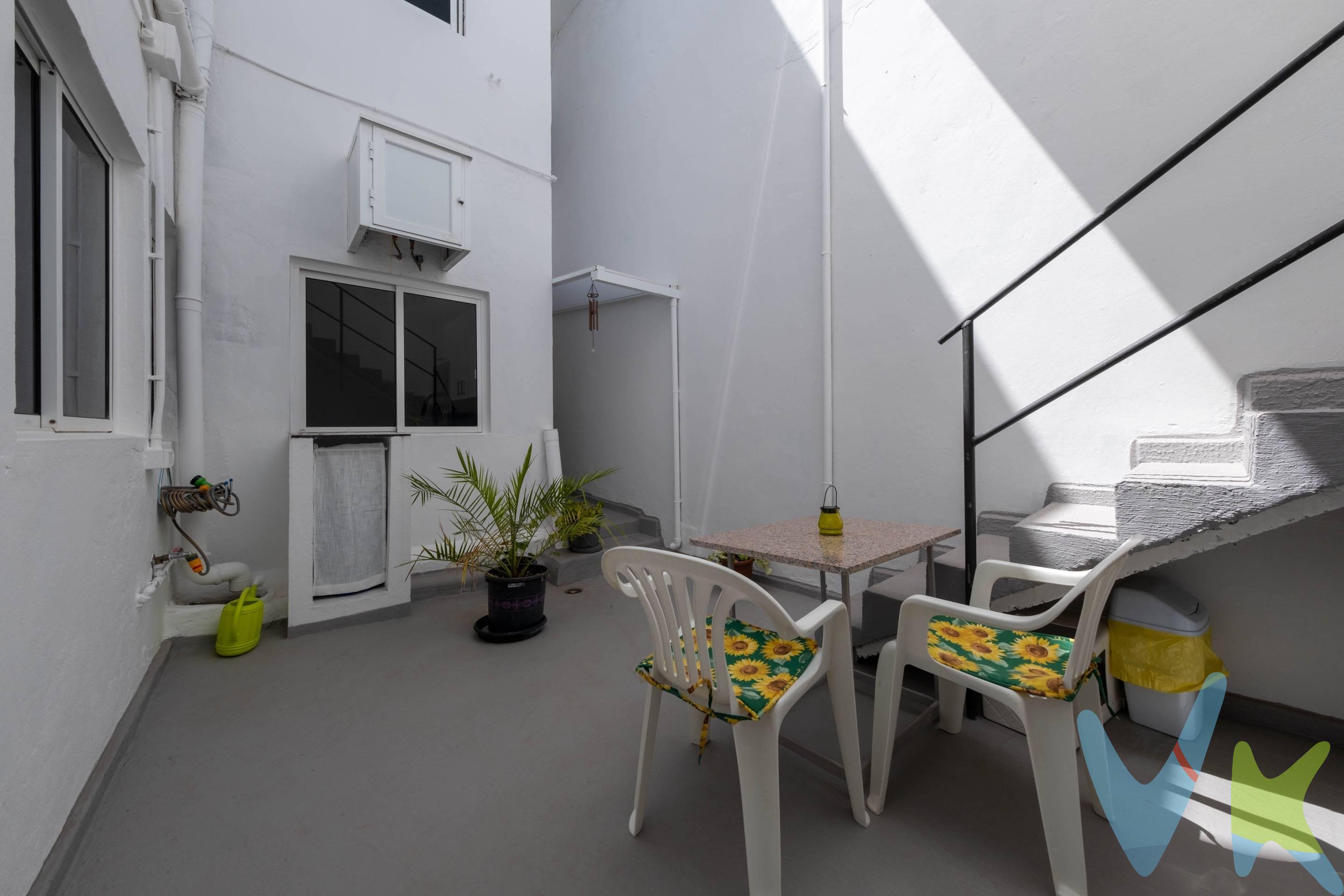Te presentamos esta casa terrera de 2 plantas en un entorno privilegiado, donde podrás disfrutar de un estilo de vida tranquilo, luminoso y lleno de encanto, con vistas espectaculares tanto a la montaña como al mar. Características principales:. Primera planta de 78 m² dispone de:. 2 dormitorios amplios y llenos de luz natural. Un salón acogedor para disfrutar en familia. Cocina moderna y funcional, lista para tus mejores recetas. Baño recién reformado, con acabados de calidad. Patio interior fantástico, ideal para relajarte al aire libre o disfrutar de momentos únicos. Planta superior de 58 m² para reformar y personalizar a tu gusto, ya sea con más habitaciones, un espacio de ocio, o crear otro apartamento independiente ya que  están las instalaciones de agua para baño y cocina. . Azotea transitable con fantásticas vistas a la montaña y al mar, un lugar perfecto para disfrutar del sol y las hermosas panorámicas. ¡No dejes pasar la oportunidad de vivir en un entorno único! Contacta con nosotros para más información y agenda tu visita. Los gastos derivados de la compraventa no están incluidos en el precio.