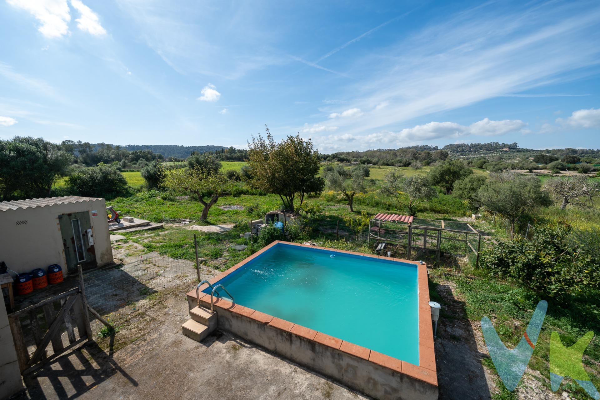 Desconecta, relájate y conéctate con la naturaleza. Si estás buscando tranquilidad y un entorno natural donde respirar paz, esta encantadora finca rústica es para ti. Situada en una zona privilegiada entre Sant Joan y Montuïri, ofrece la combinación perfecta entre privacidad, entorno rural y comodidad. - Terreno de 3.800 m² totalmente vallado. - Vivienda de 100 m² semireformada + porche de 30 m² ideal para comidas al aire libre. - Energía solar con placas solares y baterías de litio. - Agua de aljibe. - Piscina privada para los días de verano. - 2 pequeños almacenes, perfectos como trastero o espacio de herramientas. La casa, muy luminosa y funcional, se distribuye en: 3 habitaciones dobles, 1 baño completo con ducha, Cocina equipada y Salón-comedor con acceso directo al porche y a la joya de la vivienda: la piscina. Una propiedad con mucho potencial, perfecta como refugio de fin de semana, casa de vacaciones o incluso para vivir todo el año rodeado de naturaleza. Actualmente no dispone de Cédula de Habitabilidad pero es posible hipotecar. *Consultar posibilidades. Ven a descubrir la tranquilidad del campo mallorquín. ¡Contáctanos y agenda tu visita!. 