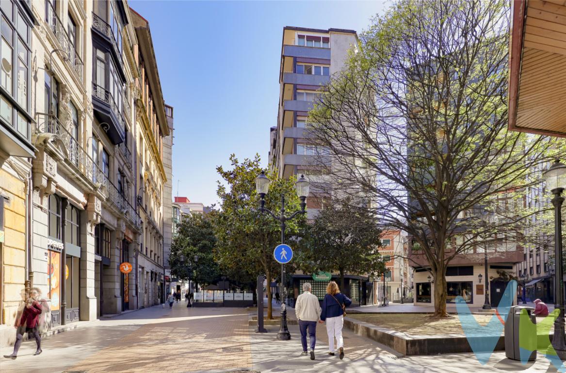 Vive donde siempre has soñado: En pleno corazón de Gijón, en la calle principal y a un paso del puerto deportivo y la playa de San Lorenzo. Este luminoso y señorial piso de 133.33 m2 combina ubicación privilegiada y comodidad, con una agradable terraza perfecta para disfrutar del ambiente costero. Dispone de tres habitaciones con armarios empotrados, dos baños completos con platos de ducha , cocina funcional y un amplio salón con acceso a terraza, ideal para relajarse o compartir momentos únicos. Una oportunidad excepcional para disfrutar del mar, la ciudad y la calidad de vida en un solo lugar.Gastos e impuestos no incluidos en el precio. A título orientativo, en segundas transmisiones, el comprador abonará el Impuesto sobre Transmisiones Patrimoniales (ITP). Para consultar los porcentajes del ITP en Asturias puede hacerlo a través de la web oficial de servicios tributarios del Principado de Asturias https://sede.tributasenasturias.es/sites/sede/default/es_ES/Que-quieres-hacer/Transmisiones-Patrimoniales-y-AJD. La base imponible será el mayor valor entre precio de compraventa, tasación o valor de referencia catastral. Gastos de notaría y registro según aranceles variables según precio, número de copias y complejidad.  El comprador escoge libremente notario. El vendedor asume la plusvalía y el resto de gastos son del comprador. Si se precisa hipoteca: Tasación, condiciones y costes bancarios según entidad elegida por el comprador; así como los gastos de gestoría y cualesquiera otros inherentes a la formalización de la compraventa. De acuerdo con la ley, no se incluyen en el precio otros gastos o tributos que legalmente correspondan al comprador. Honorarios de intermediación inmobiliaria a cargo del vendedor y honorarios de mediación inmobiliaria del 2% más I.V.A. con un mínimo de 2.000 + IVA a cargo del comprador. El consumidor tiene derecho, conforme a la normativa vigente, a disponer de información y documentación adicional relativa al inmueble y condiciones de la compraventa, accesible en la sede física o mediante correo electrónico de la Agencia cuyos datos de contacto aparecen en la página web. La agencia actúa exclusivamente como intermediaria en la operación. Cualquier compraventa y sus condiciones quedan sujetas en todo caso a la aceptación expresa del vendedor del inmueble y a la posterior formalización del correspondiente contrato. El presente anuncio tiene carácter meramente informativo; la información suministrada se corresponde con la disponible a la fecha de publicación, pudiendo variar en función de las circunstancias o actualizaciones legales, contractuales y fiscales.
