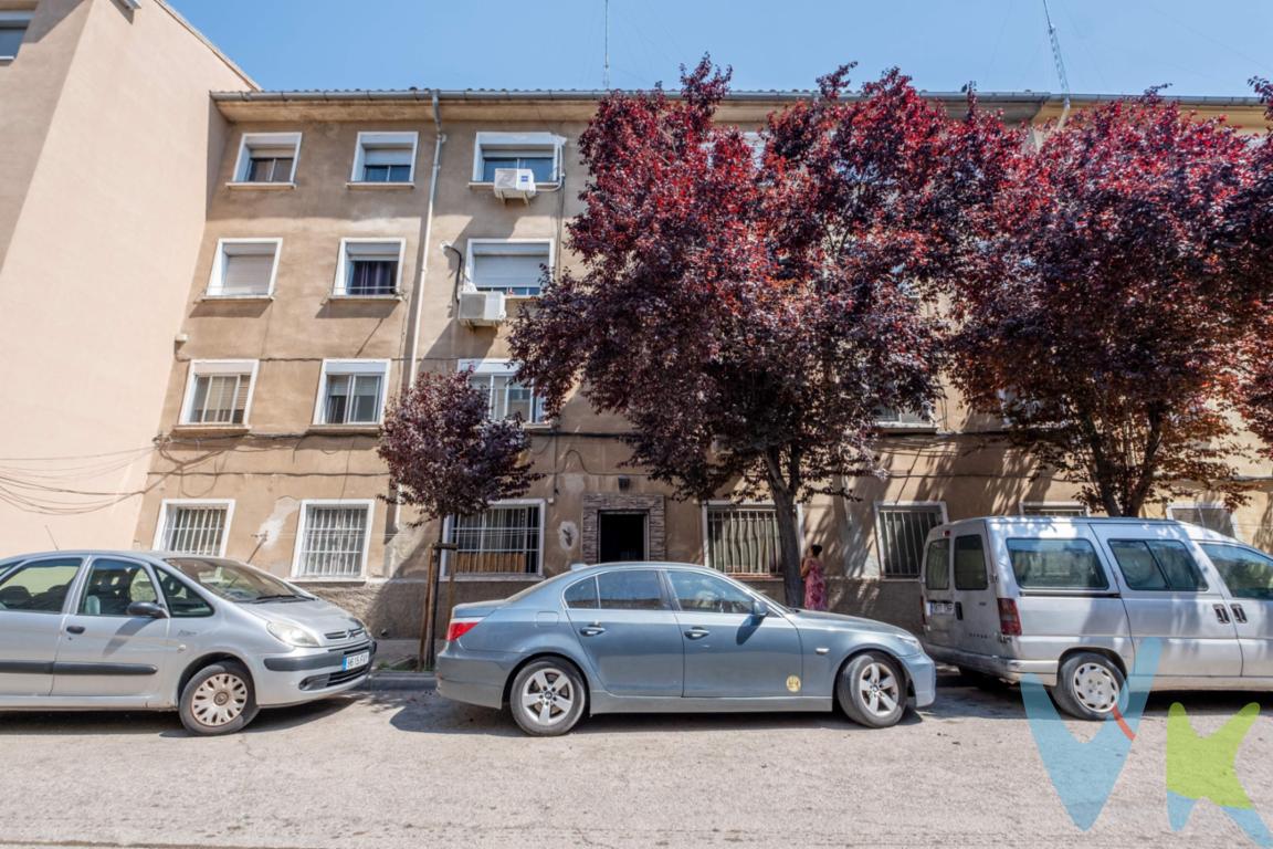 Piso en venta en la calle Juan Cabré Aguiló , te gustará tanto si buscas una inversión inteligente o tu primer hogar en Zaragoza. Ubicado en una de las zonas más tranquilas y conectadas de El Picarral, estratégicamente entre la Avenida San Juan de la Peña y Salvador Allende, este hogar destaca por algo que ya casi no se encuentra: es 100% exterior y rebosa luz natural durante todo el día. Lo que hace especial a esta vivienda:. Distribución perfecta: Aquí no se pierde ni un solo metro. Sus 3 amplios dormitorios te ofrecen el espacio que necesitas para la familia, montar tu zona de teletrabajo o tener ese vestidor con el que sueñas. Detalles con encanto: Los dormitorios conservan un precioso suelo de parquet de espiga, un toque clásico y cálido que aporta una personalidad única y que querrás mantener. Cocina independiente con ventajas: Cuenta con una práctica galería cerrada (ideal como zona de lavado) y, justo al lado, un cuarto despensero independiente. El desahogo de almacenaje que siempre se agradece. Un lienzo en blanco bien conservado: El piso está listo para entrar a vivir o empezar a alquilarlo desde el primer día, aunque acepta de maravilla una actualización para adaptarlo a tu estilo y aportarle un valor increíble. Es una 3ª planta sin ascensor, lo que se traduce en menos gastos de comunidad, más tranquilidad (sin vecinos ruidosos arriba) y una luz envidiable en todas las estancias. Cuenta con un baño completo y agua caliente mediante termo eléctrico (el edificio no dispone de acometida de gas, ideal para mantener una gestión eléctrica eficiente y centralizada). Vivir aquí significa tener colegios, comercios de barrio, zonas verdes y paradas de autobús a un solo paso, con una conexión impecable al centro de Zaragoza. ¿Quieres comprobar su luz por ti mismo? Contacta ahora y agenda tu visita antes de que vuele. *** Gastos e impuestos no incluidos. A título orientativo, en segundas transmisiones, el comprador abonará: Impuesto sobre Transmisiones Patrimoniales (ITP), tipo general en Aragón al 8% (*). Base de cálculo: mayor valor entre precio de compraventa o valor de referencia catastral. Gastos de Notaría y Registro: Aranceles variables según precio, número de copias y complejidad; cálculo según tarifas normativas. Si se precisa hipoteca: Tasación, condiciones y costes bancarios según entidad elegida por el comprador; así como gastos de gestoría y cualesquiera otros inherentes a la compraventa. No se incluyen otros gastos o tributos que puedan por Ley corresponder al comprador. Operación sujeta a doble mediación. Existen honorarios a cargo del comprador, salvo pacto en contrario, no incluidos en PVP. El consumidor conforme a la normativa vigente podrá solicitar información y documentación adicional relativa al inmueble, sus características, condiciones de la operación y del servicio de mediación en la oficina y/o a través de nuestro teléfono de contacto o mail. La agencia actúa exclusivamente como intermediaria en la compraventa, cuyas condiciones, en todo caso, estarán sujetas a la aceptación expresa del vendedor del inmueble y posterior formalización del contrato. La información suministrada se corresponde con la disponible a la fecha de publicación, pudiendo variar en función de las circunstancias o actualizaciones legales, contractuales y fiscales. Anuncio de carácter meramente informativo. Para una información exhaustiva sobre el funcionamiento, tipos impositivos y bonificaciones del ITP en Aragón, puede consultar el portal oficial de la Agencia Tributaria Autonómica. Tarifas notariales y registrales reguladas en el Anexo I del Real Decreto 1426/1989 y Anexo I del Real Decreto 1427/1989, respectivamente. Anuncio no vinculante, puede contener errores.