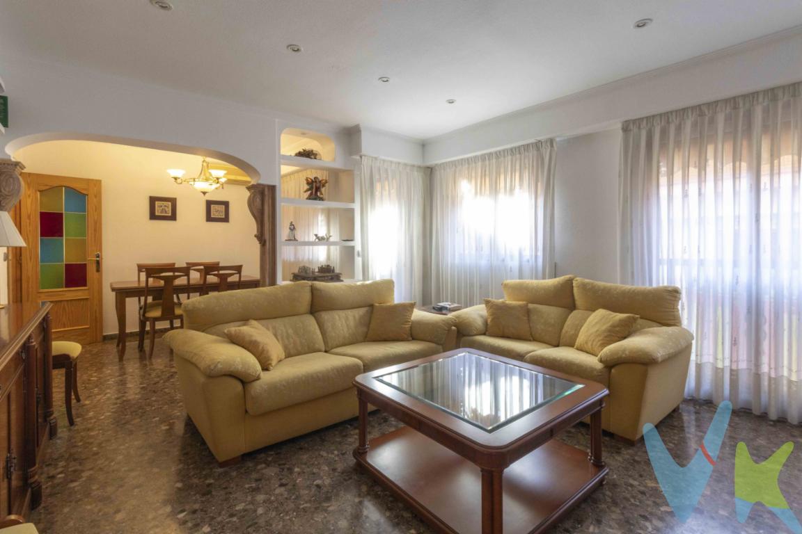 Acogedora y amplia vivienda en excelente estado, en el corazón de Torrent. Le presentamos esta atractiva vivienda ubicada en una de las zonas más tranquilas y bien comunicadas de Torrent, a escasos minutos del Ayuntamiento y a tan solo 3 minutos a pie de la estación de metro. Una oportunidad ideal para quienes buscan comodidad, amplitud y calidad de vida en un entorno sereno y bien conectado. La propiedad destaca por su amplio salón comedor, un espacio luminoso y versátil con acceso directo a un balcón exterior. Originalmente contaba con una habitación adicional, que fue incorporada al salón para maximizar el confort y ampliar la zona de estar, convirtiéndolo en un lugar perfecto para disfrutar en familia o con amigos. La vivienda dispone de tres dormitorios independientes, (antes 4) que ofrecen espacio suficiente tanto para el descanso como para el teletrabajo o el estudio, así como de dos baños: un baño completo y un aseo auxiliar que aportan funcionalidad al día a día. En cuanto a su estado de conservación, el inmueble se encuentra en muy buenas condiciones, listo para entrar a vivir sin necesidad de reformas. Se sitúa en un edificio tranquilo, ideal para quienes la calma, la buena convivencia y la privacidad.    Además, la propiedad incluye una plaza de garaje muy amplia, con capacidad más que suficiente para un coche y una moto, lo que añade un valor diferencial muy apreciado en la zona.    Una vivienda que combina amplitud, ubicación privilegiada y tranquilidad, perfecta tanto para familias como para quienes desean invertir en una zona consolidada y con todos los servicios a mano.    ¡Visítalo hoy mismo y enamórate de tu nuevo hogar!    Para más información o concertar una visita, contáctanos.    Por mandato expreso del propietario, comercializamos este inmueble EN EXCLUSIVA, lo que le garantiza un servicio de calidad, un trato fácil, sencillo y sin interferencias de terceros. Por este motivo, se ruega no molestar al propietario, a los ocupantes de la propiedad, a los vecinos. Muchas gracias por su comprensión.      El precio NO incluye los gastos de notaría, ni impuestos, ni gastos de registro de la propiedad, ni gastos de gestoría, ni honorarios de la inmobiliaria, ni cualquier otro gasto que no este especificado.   Los datos e información contenida en este anuncio es meramente informativa, por lo que no tiene carácter contractual, pudiendo contener errores, reservándose la inmobiliaria a poder modificarla en cualquier momento. Para saber más sobre el mismo no dude en ponerse en contacto con nosotros.