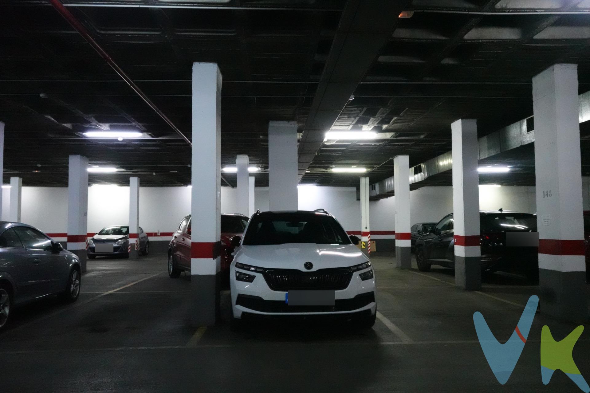 Se ofrece plaza de aparcamiento ubicado en la planta primera de sótano en Colón 62. En el edificio donde esta Carrefour. Situada en una zona tranquila y de fácil acceso, perfecta para residentes que buscan comodidad y seguridad para su vehículo. ✅ Acceso cómodo y amplio. ✅ Fácil maniobra de aparcamiento. ✅ Buena ventilación e iluminación. Olvídate de dar mil vueltas para dejar tu coche y protégelo de la calle. Si quieres más información, contáctanos al 642 83 26 91.