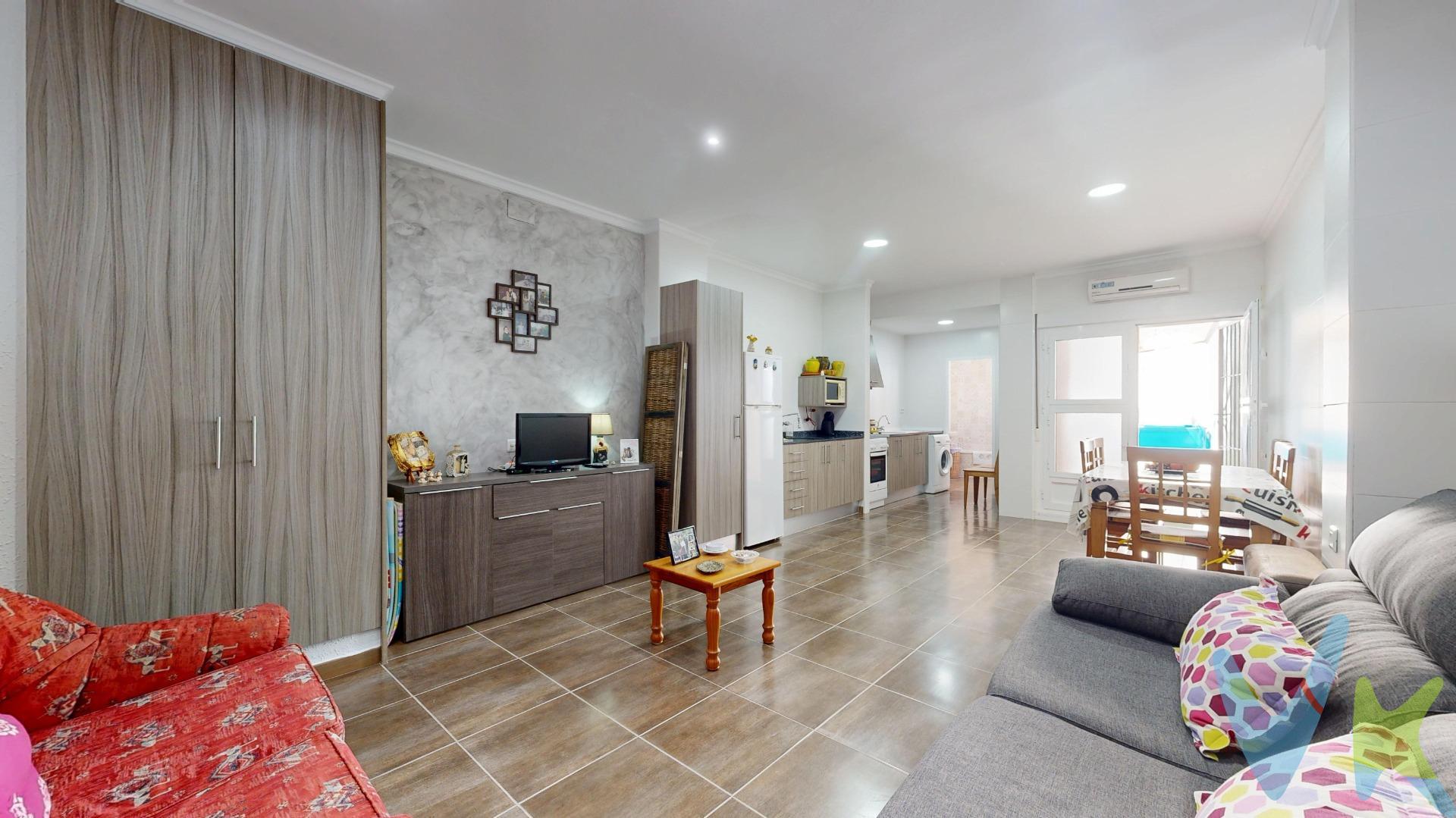 Se vende precioso chalet adosado con gran potencial, situado en un entorno tranquilo y con todos los servicios a pocos minutos. La vivienda dispone de:. 	•	2 amplias habitaciones dobles, luminosas y cómodas. 	•	2 baños completos, totalmente equipados. 	•	Gran comedor con espacio para zona de estar y comedor familiar. 	•	Cocina totalmente nueva con excelente distribución. 	•	Entrepiso del largo de la casa, ideal para terminar de construir y ampliar con más habitaciones, despacho o sala de ocio. 	•	Terraza privada, perfecta para disfrutar al aire libre. Esta propiedad ofrece la comodidad de una vivienda lista para entrar a vivir y, al mismo tiempo, la posibilidad de personalizar y ampliar espacios según tus necesidades. Una oportunidad única para disfrutar de la tranquilidad de un pueblo valenciano sin renunciar a la cercanía de la ciudad.