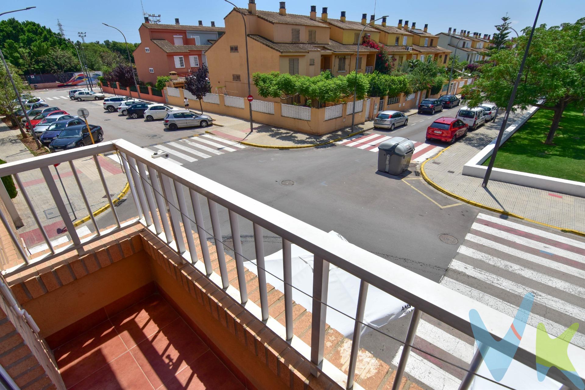 Si estás buscando un hogar en una zona maravillosa. ¡¡OS LO PRESENTAMOS!!. Luminoso, completamente exterior y para entrar a vivir con una ubicación inmejorable. Esta primera altura con ascensor ubicada en la Plaza 3 de Abril de Paiporta a tan sólo un paso de su polideportivo municipal, ambulatorio, colegio, instituto y mucho más. Se distribuye en 3 dormitorios con armarios, 2 baños completos uno en suite, dispone de cocina independiente con galería, amplio salón comedor esquinero con balcón y lo mejor de todo sus vistas despejadas y luminosas.. La vivienda dispone de aire acondicionado, termo eléctrico, muebles, electrodomésticos, lavadero, ventilación cruzada, este/sur. Dispone de plaza de garaje y trastero    ¡¡LA PERFECCIÓN EXISTE, LLAMA YA!!. PRECIO TOTAL DE LA VIVIENDA + GARAJE + TRASTERO 170.000€. ***OJO VIVIENDA DE VPO***. *Nuestro departamento financiero puede conseguir tu financiación. ¡ Consúltanos !*. *Nota: Agencia Registrada con el Nº 1018 en el Registro Obligatorio de Agentes Inmobiliarios de la Comunitat Valenciana. Puede consultar en la web de la GVA. La oferta está sujeta a cambios de precio o retirada del mercado sin previo aviso. En el precio de venta no están incluidos el impuesto del ITP, gastos de Notaría, los honorarios de agencia y los gastos de financiación, si la hubiese. Este anuncio no es vinculante, puede contener errores, se muestra a titulo informativo y no contractual*. *Por mandato expreso del propietario, comercializamos este inmueble en exclusiva, lo que le garantiza el acceso a toda la información, a un servicio de calidad, un trato fácil, sencillo y sin interferencias de terceros. Por este motivo, se ruega no molestar al propietario, a los ocupantes de la propiedad o a los vecinos. Muchas gracias por su comprensión. Si usted es agente inmobiliario y tiene un cliente para este inmueble, llámenos: estaremos encantados de colaborar.*