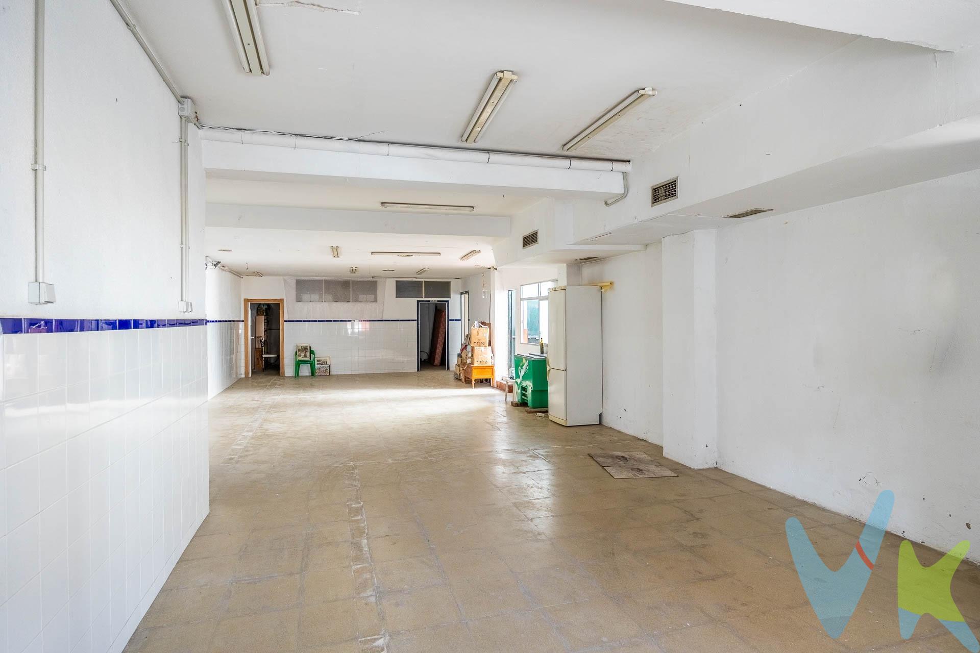 ¡Oportunidad única en San Juan de Aznalfarache!. Este fabuloso local en planta baja, con una superficie construida de aproximadamente 200 m², ofrece un espacio versátil y lleno de posibilidades para tu negocio. Distribución del inmueble:. Amplia zona diáfana, ideal para adaptar según tus necesidades comerciales. Cuatro habitaciones, que pueden utilizarse como almacén, oficina u otros usos según desees. Aseo propio para mayor comodidad. Pequeño patio, que proporciona luz natural y ventilación. Garaje independiente, con acceso directo desde el exterior. El local fue utilizado anteriormente como academia de idiomas, pero su distribución permite múltiples usos. CON POSIBILIDAD DE CAMBIO DE USO A VIVIENDA. ¡No lo dudes y contacta con nosotros si quieres concertar una visita! 📞. 📌 Disponemos del Documento Informativo Abreviado (D.I.A.) para su consulta. 📌 Gastos de notaría, registro, honorarios al comprador e impuestos no incluidos.
