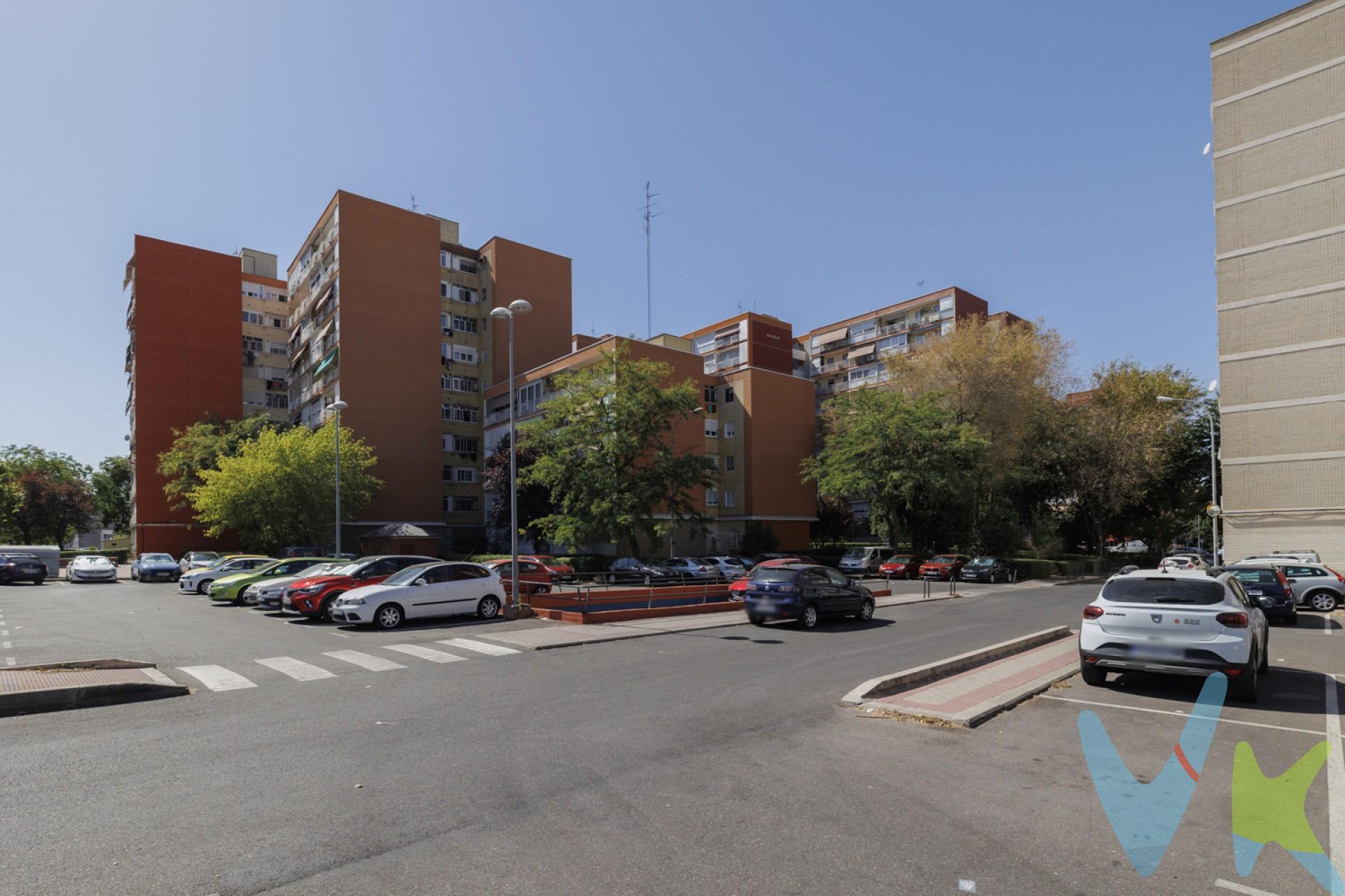 ¿Buscas espacio, comodidad y una vivienda lista para entrar a vivir?

Este piso en el corazón de El Naranjo, en Fuenlabrada, es justo lo que necesitas. Ubicado en una de las mejores zonas del barrio, tranquila y familiar, rodeada de colegios, comercios, servicios y zonas verdes y deportivas, lo tendrás todo a mano. Esta zona de Fuenlabrada está muy bien comunicada con la M-50 y tiene acceso directo por la M-407. 

Cuenta con 3 dormitorios amplios, 1 baño reformado con estilo actual que dispone de VENTANA y un luminoso salón comedor con salida a TERRAZA, donde podrás disfrutar del jardín que rodea al edificio y del sol de mañana. La cocina independiente te ofrece un espacio  funcional e ideal gracias a su amplio tendedero. 

¡Ven a visitarlo y enamórate de tu nuevo hogar!

El comprador tendrá un coste adicional de un 2% IVA incluido, sobre el precio publicado, por el servicio de gestión, asesoramiento y formalización del proceso de compra. Este importe no está incluido en el precio publicado en venta y será facturado al comprador.