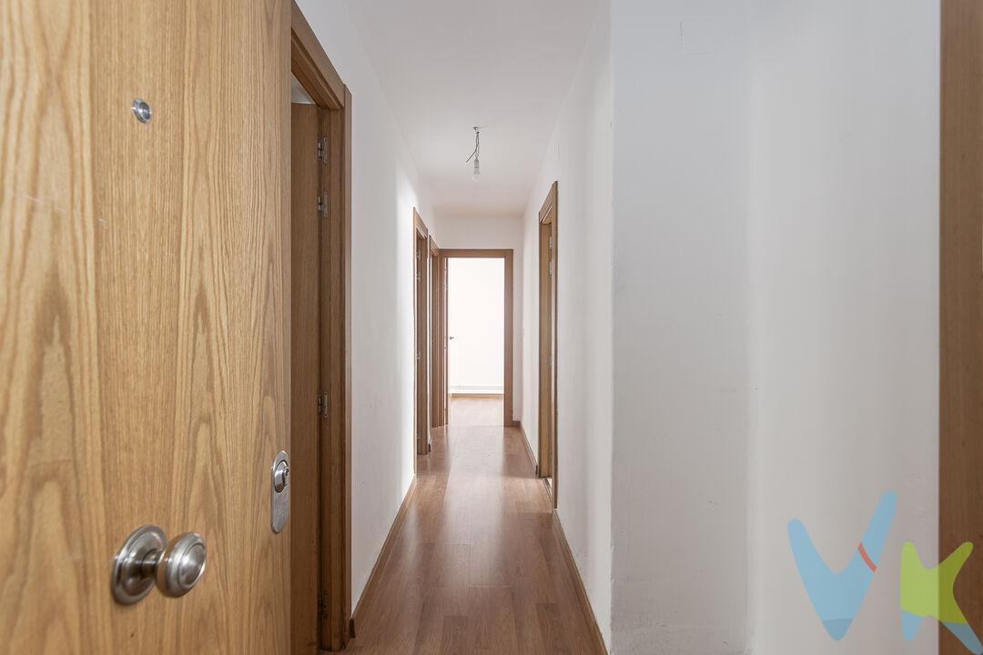 El lugar perfecto para empezar una nueva etapa
Dar el paso de adquirir una primera vivienda es mucho más que comprar una casa. Es encontrar ese lugar desde el que empezar a construir una nueva etapa, con la tranquilidad de contar con un hogar propio, cómodo y preparado para disfrutar desde el primer día.
En Burlada, muy cerca del Centro de Salud y en un entorno plenamente consolidado, encontramos esta vivienda de tres dormitorios, una opción especialmente atractiva para quienes buscan su primera casa y valoran disponer de espacio, comodidad y todos los servicios necesarios para el día a día.
Burlada es un municipio con mucha vida y una excelente oferta de comercio, servicios y ocio. Todo aquello que necesitas está cerca: establecimientos, supermercados, servicios públicos y diferentes opciones para disfrutar del tiempo libre. Además, su buena comunicación con el centro de Pamplona mediante autobús urbano permite disfrutar de las ventajas de la capital de una manera cómoda y sencilla, sin necesidad de depender del coche para los desplazamientos cotidianos.
La vivienda se encuentra en buen estado de conservación y cuenta con importantes mejoras ya realizadas, algo especialmente interesante cuando se busca una primera vivienda. La cocina, el baño y la instalación eléctrica han sido reformados, y también se han renovado las carpinterías interiores y exteriores, por lo que buena parte de las actualizaciones importantes ya están hechas.
Dispone además de calefacción y agua caliente sanitaria mediante caldera individual de gas natural.
Sus tres dormitorios ofrecen muchas posibilidades para adaptarse a cada momento de la vida. Un dormitorio principal, una habitación para invitados, un despacho o ese espacio extra que, con el tiempo, puede convertirse en habitación infantil. Una vivienda que puede crecer contigo y acompañarte en las distintas etapas que están por venir.
Porque una primera vivienda no tiene por qué ser una vivienda de paso. Puede ser el comienzo de un proyecto de vida.
Una casa cómoda, cuidada y funcional, situada en un municipio con todos los servicios y perfectamente conectado con Pamplona. Una oportunidad especialmente interesante para personas jóvenes que buscan independizarse, comprar su primera vivienda y empezar a construir su futuro en un hogar propio.
Quizá esta sea la casa donde empiece todo.
INFORMACIÓN LEGAL
▪ Información meramente orientativa, sin carácter contractual.
▪ Superficies y características aproximadas, con finalidad descriptiva.
▪ En el precio de venta están incluidos los honorarios de la agencia inmobiliaria, que serán asumidos por la parte vendedora.
▪ El precio indicado no incluye los gastos e impuestos derivados de la compraventa a cargo del comprador (Notaría, Registro de la Propiedad, I.T.P., A.J.D. o I.V.A., según corresponda), ni otros posibles gastos asociados.
▪ El inmueble se transmite sin mobiliario ni otros enseres, salvo que se indique expresamente lo contrario.
 
A modo orientativo en Navarra:
▪ Notaría y Registro: 1%–1,5%.
▪ ITP: tipo general 6% (con posibles bonificaciones).
▪ AJD: aprox. 0,5%–1%.