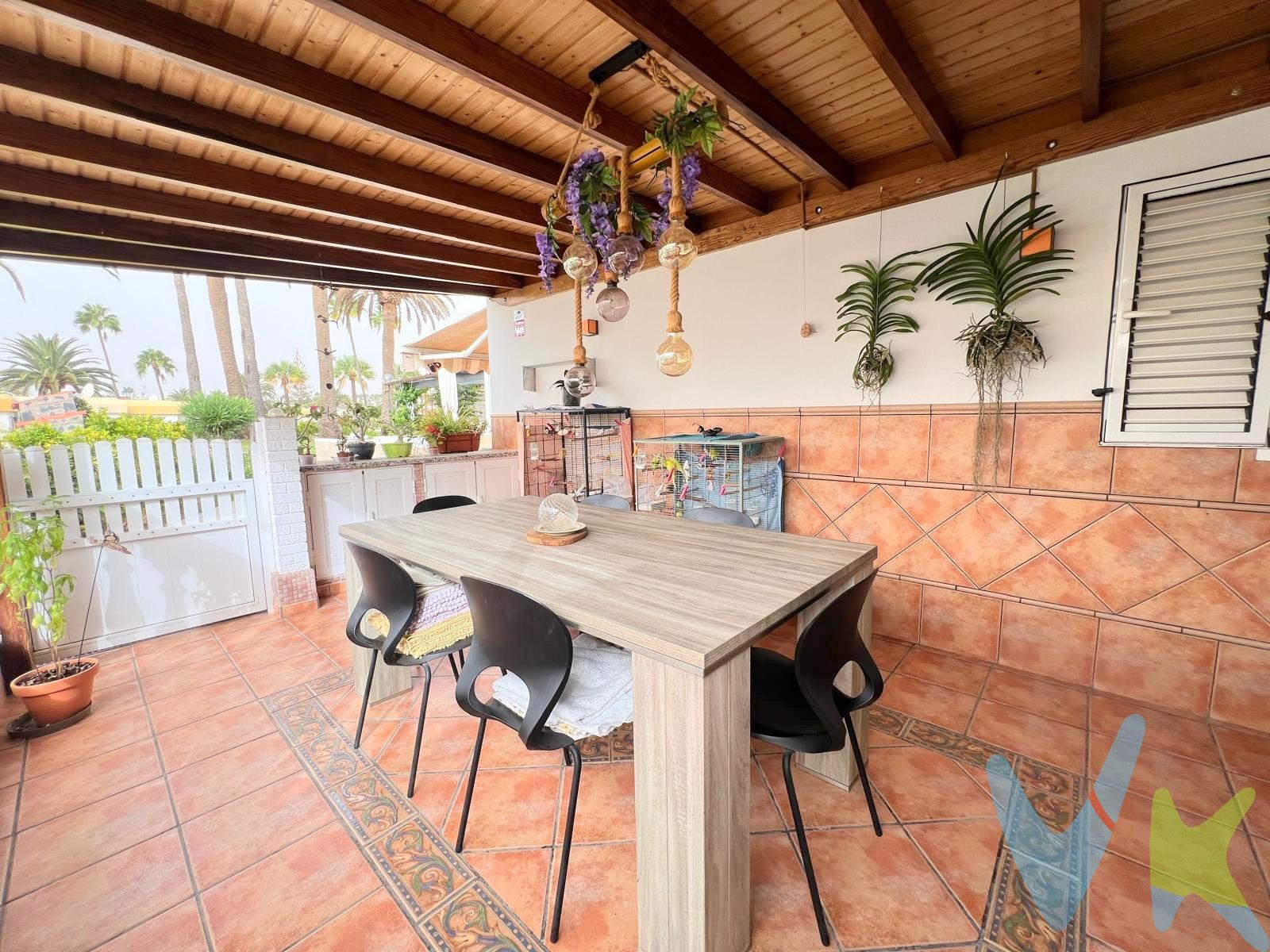 Descubra la vida que siempre soñó en este bungalow de lujo en Playa del Inglés. . Esta propiedad, recientemente reformada, se ha concebido pensando en la comodidad, la funcionalidad y el buen gusto. Los materiales de alta calidad, como el cuarzo, el mármol o la madera, se han empleado con la finalidad de otorgar exclusividad y resistencia a cada uno de los espacios. Su diseño de planta única optimiza cada metro cuadrado, mientras que sus amplias puertas facilitan el acceso, brindando una movilidad sin igual. El bungalow cuenta con dos espaciosas habitaciones y un baño principal donde la luz natural fluye por una claraboya, destacando los accesorios de alta gama instalados. Ademas ofrece amplios armarios para obtener un almacenamiento extra. La cocina, el alma del hogar, es una verdadera obra maestra de la funcionalidad y el estilo, completa con una gran isla central decorada con un precioso juego de lamparas y equipada con los mejores electrodomésticos, ideal para recibir a familiares y amigos. . El salón, con un sofisticado panel de TV retroiluminado con LED, eleva la experiencia visual. Finalmente, la terraza privada ofrece un oasis personal para disfrutar del los atardeceres y noches cálidas, mientras que las instalaciones del complejo, que incluyen piscina, áreas verdes y garaje, completan un estilo de vida inigualable. Esta no es una simple inversión; es la puerta de entrada a un estilo de vida incomparable. Aproveche esta ocasión para asegurar su bienestar personal en un entorno idílico o para capitalizar en un activo con una rentabilidad garantizada. La decisión es simple: vivir el sueño o invertir sabiamente en él. *Visitas a la propiedad*: Todos los interesados en ver la propiedad deberán presentar un documento de identificación válido, como DNI, NIE o pasaporte, antes de la visita. Además, se requerirá que firmen una hoja de visita al ingresar a la propiedad. INFORMACION ADICIONAL:. - El uso de la propiedad estará siempre sujeto a la legislación vigente. - El precio de venta no incluye impuestos ni gastos de compraventa, como el Impuesto de Transmisiones Patrimoniales (6.5% o 1% en el caso de primera transmisión más IGIC correspondiente en este último caso), honorarios del Registro de la Propiedad, notaría y gestoría. - La información sobre la propiedad está sujeta a posibles errores y cambios involuntario. 