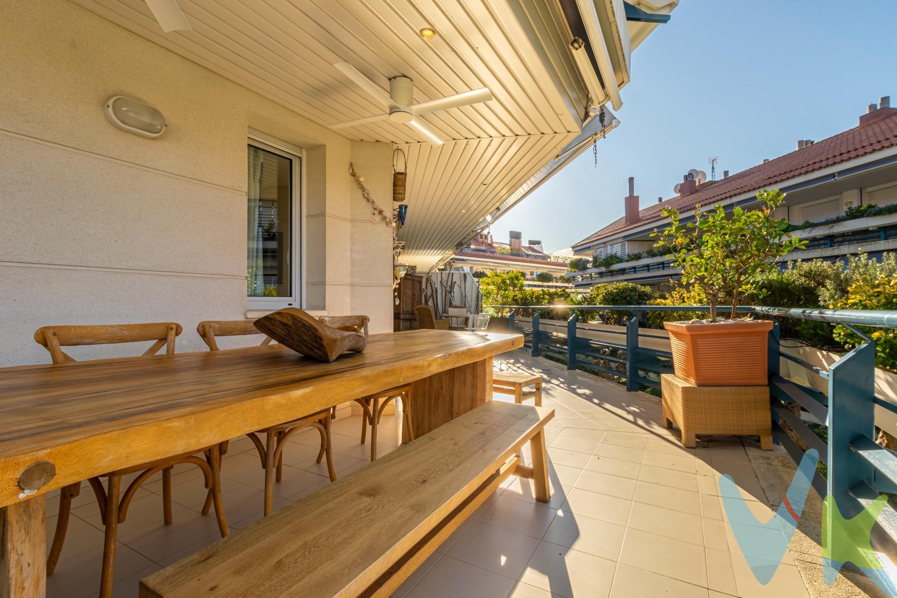 Despertar cerca del mar, rodeado de luz y silencio, es un privilegio reservado a muy pocos. Este espectacular piso en Terramar, la zona más exclusiva de Sitges, representa una forma de vida donde el la exclusividad, el lujo, el confort, el espacio y el entorno se alinean a la perfección. A solo 50 metros del Mediterráneo, la vivienda ofrece 211 m² construidos, cuidadosamente distribuidos para proporcionar amplitud y fluidez entre estancias. Sus 4 dormitorios y 3 baños garantizan comodidad y privacidad, mientras que la orientación Este-Oeste permite disfrutar de luz natural durante todo el día, creando un ambiente cálido y acogedor en cada rincón. La vivienda se abre al exterior a través de dos impresionantes terrazas privadas con un total de 73 m², un auténtico oasis donde el tiempo se detiene. Un espacio ideal para compartir momentos especiales, relajarse al aire libre o simplemente disfrutar de la brisa marina en un entorno tranquilo y elegante. La propiedad forma parte de una comunidad residencial privada, con piscinas, zonas ajardinadas y seguridad, pensada para quienes valoran la tranquilidad y la privacidad sin renunciar a la cercanía del centro de Sitges y todos sus servicios. Incluye dos plazas de parking y un gran trastero, y se encuentra en un estado impecable, lista para entrar a vivir. Una vivienda que no solo se compra, sino que se siente. Ideal como residencia habitual o como segunda vivienda junto al mar, en uno de los enclaves más exclusivos del litoral. _________________________________. En cumplimiento de la Ley 10/2025, informamos que el PVP no incluye los gastos inherentes a la adquisición:. ITP (Cataluña): 147.000 €. Cálculo realizado aplicando la tarifa progresiva vigente por tramos de valor. El importe final podría variar por su perfil personal o discapacidad. Gastos de formalización aproximados: Notaría 1.500 € y Registro 1.500€ (variable según arancel), Gestoría: 500€ +IVA (aprox.). Los honorarios de agencia corren de cuenta de la parte vendedora. 