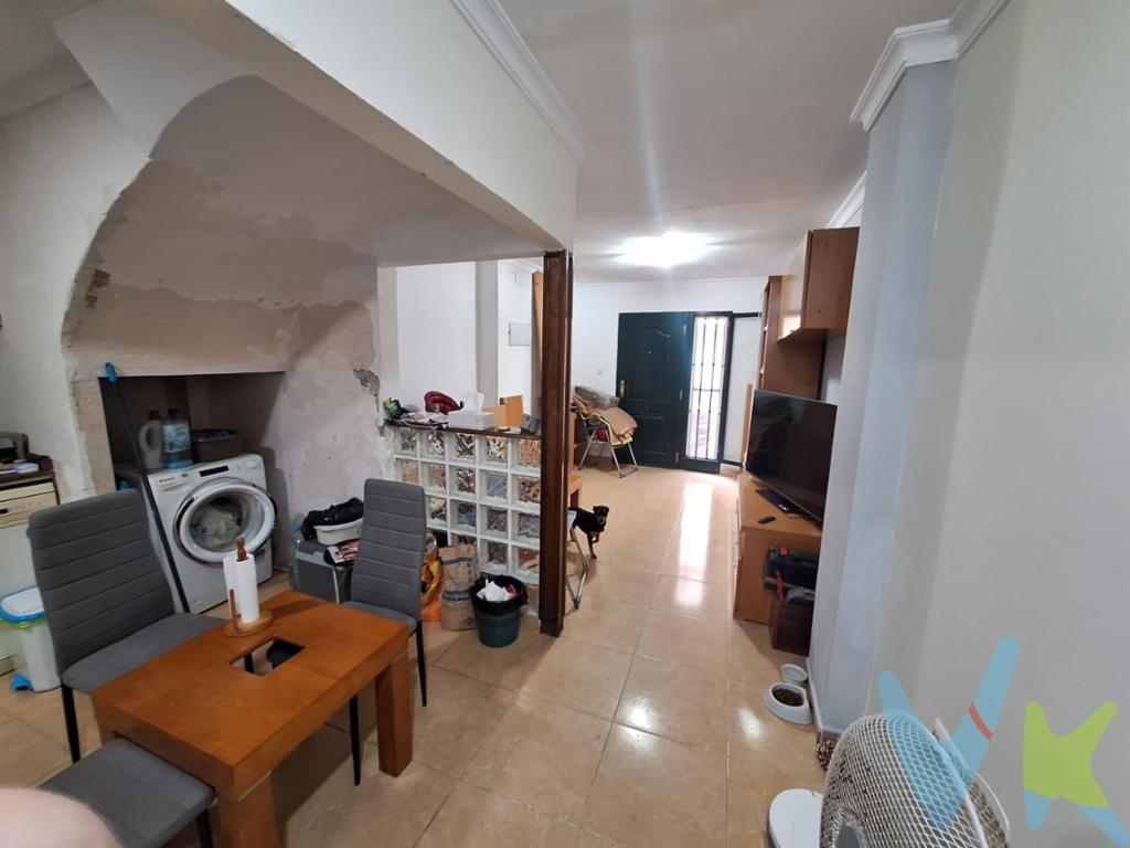  ¡Oportunidad única para adquirir una Piso en planta baja  en la zona de Poblats Maritims - Nazaret, Valencia!Se presenta en exclusiva al mercado una excepcional casa en venta, ideal para aquellos que buscan un hogar espacioso y bien situado. Con una superficie de 92 metros cuadrados útiles y 99 metros cuadrados construidos, esta propiedad cuenta con amplias áreas que garantizan el máximo confort y calidad de vida.Esta encantadora casa dispone de tres habitaciones, perfectamente acondicionadas y diseñadas para ofrecer un refugio de tranquilidad y descanso. Cada una de las estancias está preparada para adaptarse a múltiples necesidades, ya sean dormitorios, oficinas o salas de estar.Ubicada en la prestigiosa zona de Poblats Maritims - Nazaret en Valencia, esta propiedad se encuentra en un entorno privilegiado con acceso a todos los servicios necesarios para una vida cómoda. El área es conocida por su encanto y proximidad al mar, lo que añade un atractivo añadido a esta ya magnífica oferta inmobiliaria.La amplitud de la casa es una de sus características más destacables, ofreciendo espacios diáfanos que permiten desarrollar diferentes configuraciones y diseños de interior según las preferencias personales de sus futuros propietarios. La estructura robusta y bien cuidada de esta vivienda asegura durabilidad y resistencia a lo largo del tiempo.El sistema de alcantarillado está completamente integrado, garantizando así un servicio eficiente y sin preocupaciones. Esta infraestructura es fundamental para un correcto funcionamiento del hogar, asegurando comodidad a sus moradores.La excelente comunicación es otra de las ventajas de esta propiedad; con estaciones de metro y paradas de autobús en las cercanías, permite un fácil acceso a diferentes puntos de la ciudad. Esta conectividad asegura una movilidad práctica y rápida, ideal para quienes necesitan desplazarse diariamente por motivos laborales o estudiantiles.Además, la zona Poblats Maritims - Nazaret es conocida por su vida vibrante y activa, ofreciendo numerosos comercios, restaurantes y actividades culturales. Poder disfrutar de todo ello a pocos minutos de casa es un lujo que pocas propiedades pueden ofrecer.Se invita a los interesados a visitar esta casa para descubrir de primera mano todas sus maravillas. La combinación de ubicación, amplitud y calidad hacen de esta oferta una oportunidad difícil de superar. Las visitas presencialmente permiten apreciar la luminosidad natural que inunda cada rincón, así como detallar el estado impecable de sus instalaciones.El compromiso con una vida de calidad y confort se refleja en cada aspecto de esta propiedad, diseñada para satisfacer las expectativas más altas. Se anima a los potenciales compradores a no dejar pasar esta fantástica oportunidad.Si está buscando una casa en una de las mejores zonas de Valencia, bien comunicada y con todas las comodidades, no dude en contactar para agendar una visita. Estamos seguros de que al conocerla, quedará encantado con esta propiedad que reúne a la perfección todos los aspectos de un hogar ideal. ¡Te esperamos para que descubras tu futura casa!Por mandato expreso del propietario, comercializamos este inmueble en exclusiva, lo que garantiza el mejor trato y fiabilidad de la negociación. Por este motivo, se ruega no molestar a los propietarios ni ocupantes de la propiedad. Si usted es agente inmobiliario y tiene un cliente para este inmueble, llámenos, estaremos encantados de colaborar con usted. La descripción del presente inmueble e imágenes tienen mero carácter informativo y en ningún caso carácter contractual, pudiendo ser modificados por la inmobiliaria sin que ello implique responsabilidad alguna frente a terceros.En el precio de compra no están incluidos los gastos de la misma, como son: ITP, Notaría, registro, gestoría y honorarios de la inmobiliaria. Agencia Registrada con el Nº 0996 en el Registro Obligatorio de Agentes Inmobiliarios de la Comunitat Valenciana. Puede consultar en la web de la GVA.T 640868701 
