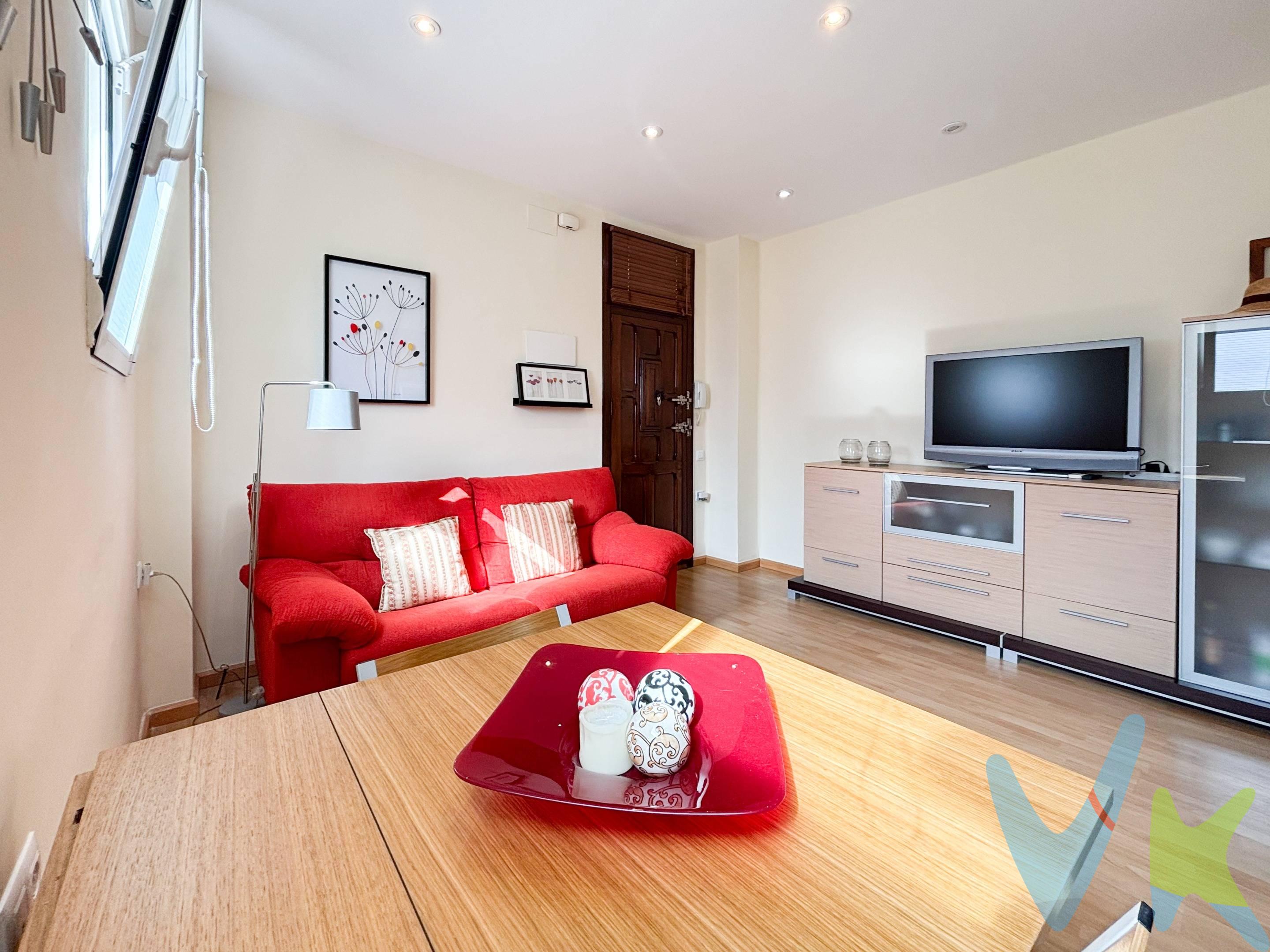 🏠 Vivienda en venta en Calle Convento Jerusalén – Valencia. ✨ ¡Lista para entrar a vivir, en una de las zonas más demandadas del centro!. Te presentamos esta luminosa y funcional vivienda ubicada en una quinta planta con ascensor, en el corazón de Valencia, ideal tanto como primera vivienda como para inversión. 📍 Dirección: Calle Convento Jerusalén – 5ª planta con ascensor. 🛏️ Distribución:. 2 habitaciones, ambas dobles. 1 baño completo. Salón comedor con cocina americana. Vivienda reformada y equipada. Aire acondicionado con bomba de calor (climatización verano-invierno) en el salón y una de las habitaciones. 🌞 Muy luminosa, con buena altura y orientación que permite disfrutar de luz natural durante gran parte del día. Posibilidad de recuperar los techos altos con vigas de madera originales, tu decides!!! . ¡Acceso desde el rellano de la vivienda a la terraza comunitaria (sin escaleras), podrás comenzar el día disfrutando del sol de la mañana con un café y vistas de la ciudad!. 🚉 Ubicación inmejorable: a pocos minutos a pie de la Estación del Norte, Plaza de España y el centro histórico de Valencia. Zona bien comunicada con transporte público (varias líneas de metro o bus con conexión a la playa, aeropuerto y muy cercana a la Estación del AVE), comercios y todos los servicios a un paso. ¿Quieres verlo en directo?. Contacta con Racasa Marvá y organiza tu visita. Quien llega, se queda encantado (y luego no querrá soltar la llave 😉). ⚠️ Aviso legal y condiciones. La oferta puede variar o retirarse sin previo aviso: lo que anuncias hoy podría cambiar mañana. El contenido (textos, fotos, imágenes, etc.) se proporciona a título informativo y no es vinculante, ya que los datos vienen de terceros y podrían contener errores. Registro Oficial: nuestra oficina está inscrita en el Registro de Agentes de Intermediación Inmobiliaria de la Comunidad Valenciana con el número RAICV‑3991. 💰 Gastos no incluidos en el precio:. Honorarios de la agencia inmobiliaria. Impuestos obligatorios:. IVA (en caso de primera transmisión). ITP (Impuesto de Transmisiones Patrimoniales, si es segunda mano). Otros costes: notaría, gestoría y registro de la propiedad. 🔐 Exclusividad y colaboración profesional:. Por mandato expreso del propietario, somos la agencia exclusiva encargada de esta propiedad. Eso significa:. ✅ Acceso a toda la información completa. 🤝 Atención personalizada, sin interferencias. 🚫 Por favor, no contactar ni molestar al propietario, inquilinos o vecinos. 📞 Si eres agente inmobiliario con un cliente interesado, estaríamos encantados de colaborar contigo, ¡llámanos!