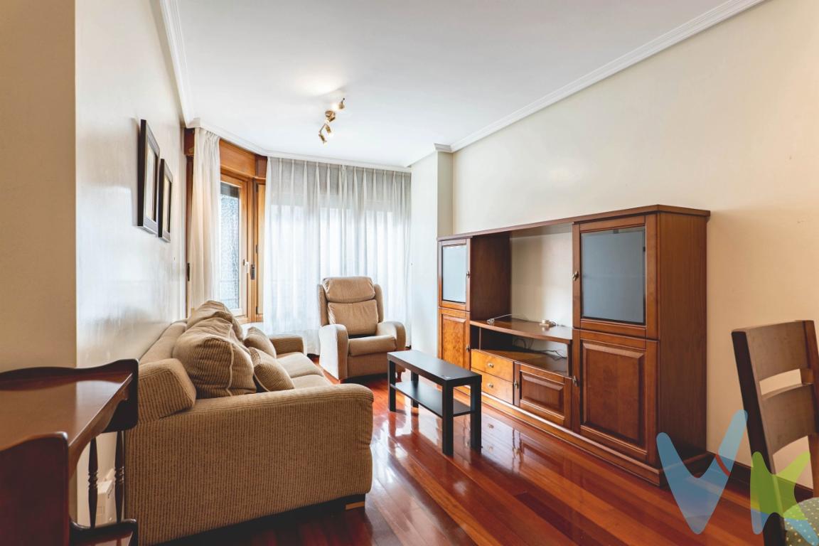 Magnífica vivienda situada en pleno centro de Gijón, en un edificio de altas calidades constructivas y a menos de cinco minutos de la plaza de Europa.El piso se distribuye en dos dormitorios, dos baños, salón y cocina. Dos de sus estancias están orientadas a la calle, mientras que las otras dos dan a un amplio y luminoso patio de manzana, lo que garantiza una agradable entrada de luz natural y una excelente sensación de amplitud.La vivienda destaca por la calidad de sus materiales y acabados, entre los que sobresalen el parquet de elondo y las ventanas Benito, con madera natural en el interior y aluminio lacado en el exterior. Todo ello contribuye a crear un ambiente cálido, confortable y acogedor.Uno de sus grandes atractivos es su amplísima plaza de garaje, situada en el mismo edificio y con acceso directo desde el ascensor, una característica especialmente valiosa en una ubicación tan céntrica. Además, la propiedad dispone de trastero.Se encuentra rodeada de todo tipo de comercios, servicios, supermercados, transporte público y zonas de ocio, permitiendo disfrutar de todas las comodidades sin necesidad de utilizar el coche.Una vivienda luminosa, soleada y confortable, con garaje y trastero, ideal para quienes buscan calidad de vida en el corazón de Gijón.Se informa a los interesados que el precio de venta indicado no comprende el Impuesto de Transmisiones Patrimoniales (ITP) , los gastos asociados a la compraventa (notaría, registro de la propiedad) ni los honorarios de la agencia inmobiliaria a cargo del comprador.