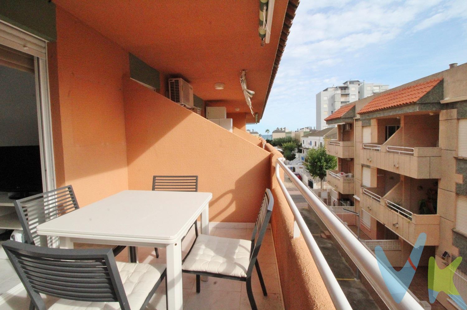 Ref. 1808_Oropesa del Mar (Castellón). Se vende estudio con terraza y vistas laterales al mar, en la zona de la Playa de Morro de Gos. Situado a tan sólo 190 m de la playa, en una zona ideal para todos los públicos gracias a que durante la temporada estival ofrece un ambiente animado y en invierno la tranquilidad que buscas. Cerca de todos los servicios y comercios necesarios. Se trata de un espacio de 48 m2 construidos, repartido en 1 dormitorio doble, 1 cuarto de baño con bañera y un espacio abierto compuesto por la cocina y el salón, con salida directa a una terraza de 6 m2 con vistas laterales al mar y a la montaña. . Se vende conjuntamente con 2 TRASTEROS unidos, confortablemente habilitados de 17 m2 que disponen de una terraza de 19 m2. . Gracias a su orientación sur, ambos inmuebles, están dotados de gran cantidad de luz natural durante la mayor parte del día. Durante la temporada estival, podrás disfrutar de su piscina comunitaria. . VIVIENDA CERTIFICADA: LE GARANTIZAMOS LA COMPRA DE SU INMUEBLE CON TODAS LAS GARANTÍAS JURÍDICAS. El precio de venta NO INCLUYE Honorarios Profesionales de Agencia Inmobiliaria. Impuestos (I. V.A. o I.T.P), gastos de Notaría, gastos de Registro de la Propiedad, gastos de tramitación de Escrituras ni gastos de financiación (si se precisa). . 
