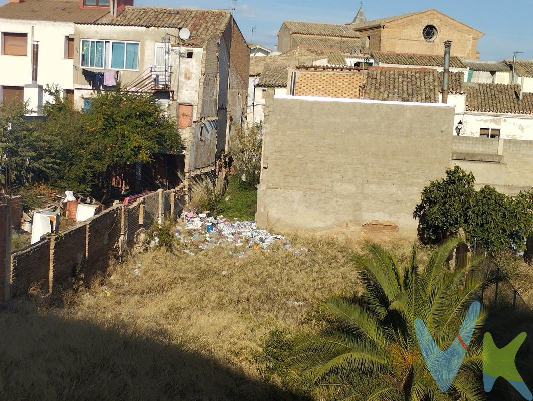 65.000€ OPORTUNIDAD Solar urbano de 520 m² en Alagón. Se vende solar de 520 metros cuadrados situado en pleno casco urbano de Alagón, con excelentes posibilidades de desarrollo. Edificabilidad: 2 metros cuadrados / metro cuadrado sobre parcela neta. Altura máxima permitida: Planta baja + 1. Uso: Apto para distintos tipos de proyectos (residencial, inversión, etc.). Parcela ideal tanto para promoción de vivienda como para proyecto personalizado en una ubicación consolidada y bien comunicada. Gastos e impuestos no incluidos. A título orientativo, en segundas transmisiones, el comprador abonará: Impuesto sobre Transmisiones Patrimoniales (ITP), tipo general en Aragón al 8% (*). Base de cálculo: mayor valor entre precio de compraventa o valor de referencia catastral. Gastos de Notaría y Registro: Aranceles variables según precio, número de copias y complejidad; cálculo según tarifas normativas. Si se precisa hipoteca: Tasación, condiciones y costes bancarios según entidad elegida por el comprador; así como gastos de gestoría y cualesquiera otros inherentes a la compraventa. No se incluyen otros gastos o tributos que puedan por Ley corresponder al comprador. Operación sujeta a doble mediación. Existen honorarios a cargo del comprador, salvo pacto en contrario, no incluidos en PVP. El consumidor conforme a la normativa vigente podrá solicitar información y documentación adicional relativa al inmueble, sus características, condiciones de la operación y del servicio de mediación en la oficina y/o a través de nuestro teléfono de contacto o mail. La agencia actúa exclusivamente como intermediaria en la compraventa, cuyas condiciones, en todo caso, estarán sujetas a la aceptación expresa del vendedor del inmueble y posterior formalización del contrato. La información suministrada se corresponde con la disponible a la fecha de publicación, pudiendo variar en función de las circunstancias o actualizaciones legales, contractuales y fiscales. Anuncio de carácter meramente informativo. Para una información exhaustiva sobre el funcionamiento, tipos impositivos y bonificaciones del ITP en Aragón, puede consultar el portal oficial de la Agencia Tributaria Autonómica. Tarifas notariales y registrales reguladas en el Anexo I del Real Decreto 1426/1989 y Anexo I del Real Decreto 1427/1989, respectivamente. Anuncio no vinculante, puede contener errores.