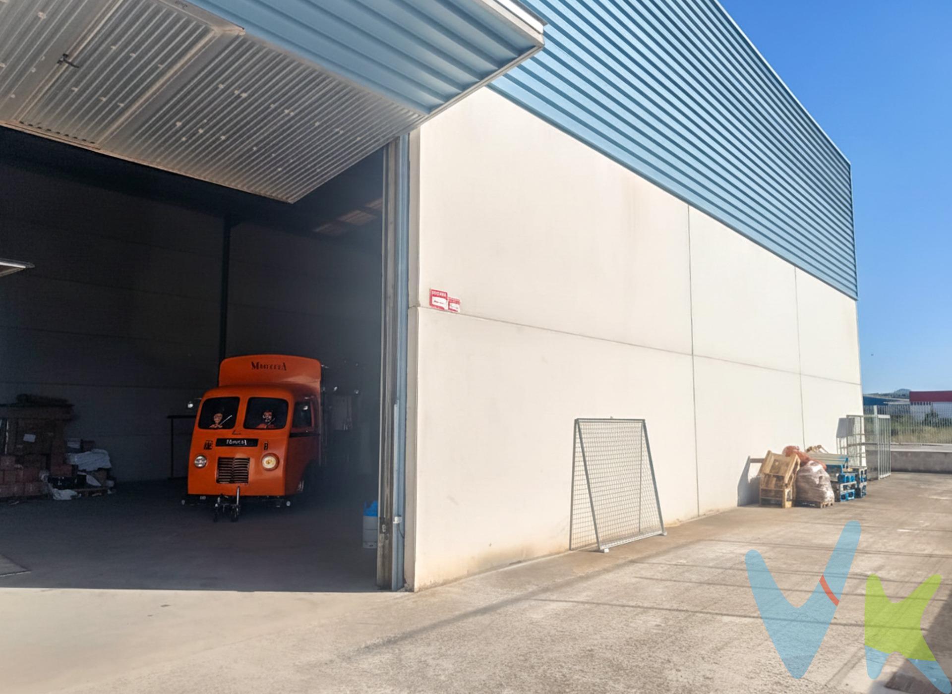 Nave industrial esquinera en Polígono La Closa, La Pobla Llarga - ¡¡Oportunidad única!!. Seminueva, con 500,22 m² de parcela y 374 m² construidos, orientada a dos calles gracias a su condición de esquinera, lo que le aporta gran visibilidad y múltiples accesos. Lo mejor, su ubicación privilegiada en el Polígono Industrial La Closa, el polígono mejor valorado de La Pobla Llarga y de la zona. Lista para entrar y con amplias posibilidades de maniobra al tener fachada a dos calles. Fácil acceso para vehículos industriales. Ventaja económica clara: precio muy competitivo frente a lo que cuesta construir algo similar desde cero. Ideal para empresas de logística, talleres, almacenes o actividad industrial con necesidad de espacio funcional y accesos múltiples. Contacta ya con nosotros y solicita información. La descripción del presente inmueble e imágenes tienen mero carácter informativo y en ningún caso carácter contractual, pudiendo ser modificados por la inmobiliaria comercializadora sin que ello implique responsabilidad alguna frente a terceros. En el precio de venta a público, esta propiedad NO incluye los gastos de adquisición (Notario, registro, gestión, honorarios, etc…).