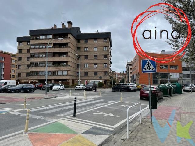 Amplia plaza de garaje en II Ensanche. Se trata de un parking de muy fácil acceso y maniobra. Situada en calle Aoiz, muy cerca del centro de Salud de Ensanche y de la Plaza de la Libertad. Perfecta para vecinos de la zona y también para aquellos que por motivos laborales necesitan un aparcamiento en el centro de Pamplona. La plaza de garaje se encuentra en estos momentos alquilada, consúltenos condiciones del arrendamiento y plazo de duración del mismo.