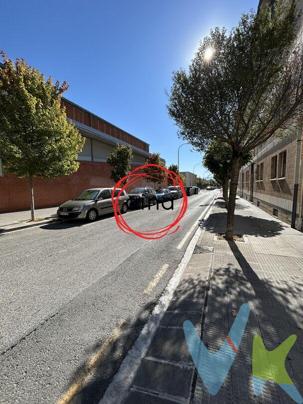 Se vende trastero de 3 m² en planta baja, con acceso directo desde el portal, en Zizur Mayor, junto al Ayuntamiento y próximo a todos los servicios: supermercados, colegios, farmacias, zonas verdes y paradas de autobús.
Fácil acceso y ubicación cómoda, ideal para almacenamiento y desahogo de la vivienda. Una oportunidad interesante tanto para uso propio como para inversión.
(Datos meramente informativos sin valor contractual. El PVP indicado no incluye impuestos ni gastos de transmisión.)