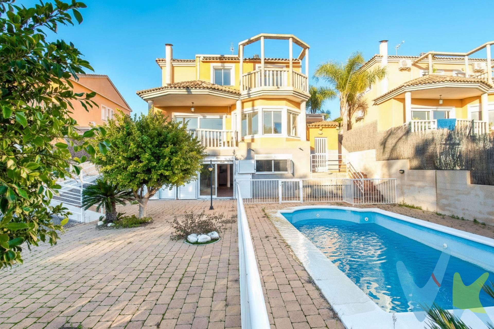 Crea el hogar que siempre has soñado y despierta cada mañana con el sonido del golf y una vista que inspira serenidad. En el corazón de Altorreal, esta vivienda te invita a vivir una experiencia rodeada de naturaleza, amplitud y confort. En una parcela de 558 m², el hogar se abre con una planta baja luminosa que combina funcionalidad y diseño: un amplio salón con acceso directo a la terraza que parece flotar sobre el campo, una cocina independiente (sin amueblar) con lavadero, un baño completo y un dormitorio ideal para invitados o para disfrutar de la comodidad de tener todo al alcance de la mano. En la planta superior, tres dormitorios se reparten la luz y las vistas; el principal, con baño en suite, se convierte en un refugio privado con el campo de golf como telón de fondo. El encanto continúa en el sótano: un espacio diáfano con baño y bodega, con acceso directo a la parcela donde te espera una piscina privada, perfecta para refrescarte mientras contemplas la calma del entorno y las vistas al green. Más que una casa, es un estilo de vida en primera línea del golf de Altorreal: amplitud, luz y la tranquilidad de saber que cada día puede empezar con las mejores vistas. 🔑 Comercialización en multidifusión. Por mandato expreso del propietario, este inmueble se comercializa en multiexclusiva, lo que garantiza un acceso completo a la información, un servicio profesional y una gestión ordenada, sin interferencias de terceros. Si eres agente inmobiliario y tienes un cliente interesado, estaremos encantados de colaborar. Contáctanos sin compromiso. 🤝 Una compra tranquila y bien acompañada. Al contactar directamente con nosotros, evitarás molestias innecesarias a la propiedad. Nos encargamos de toda la intermediación, facilitándote la documentación, la información necesaria y un trato cercano, claro y sin complicaciones. Te informaremos con total transparencia de todos los aspectos de la compra, incluidos gastos y honorarios de agencia para que tomes decisiones con calma y seguridad. Nuestra forma de trabajar se basa en algo muy sencillo:. Calma → la tranquilidad de comprar tu vivienda con acompañamiento profesional en todo el proceso con nosotros. ℹ️ Información legal. La descripción del inmueble y las imágenes publicadas tienen carácter meramente informativo y no contractual. El precio ha sido fijado por la propiedad y podría sufrir variaciones hasta su formalización en contrato de compraventa. 💰 Gastos de la compra. Impuestos (ITP). Con bonificación: 3 %. Sin bonificación: 7,75 %. Notaría y Registro: aprox. 1.000 €. Honorarios de agencia: 3 % + IVA, con un mínimo de 3.000 € + IVA (No incluidos en el precio de venta). 