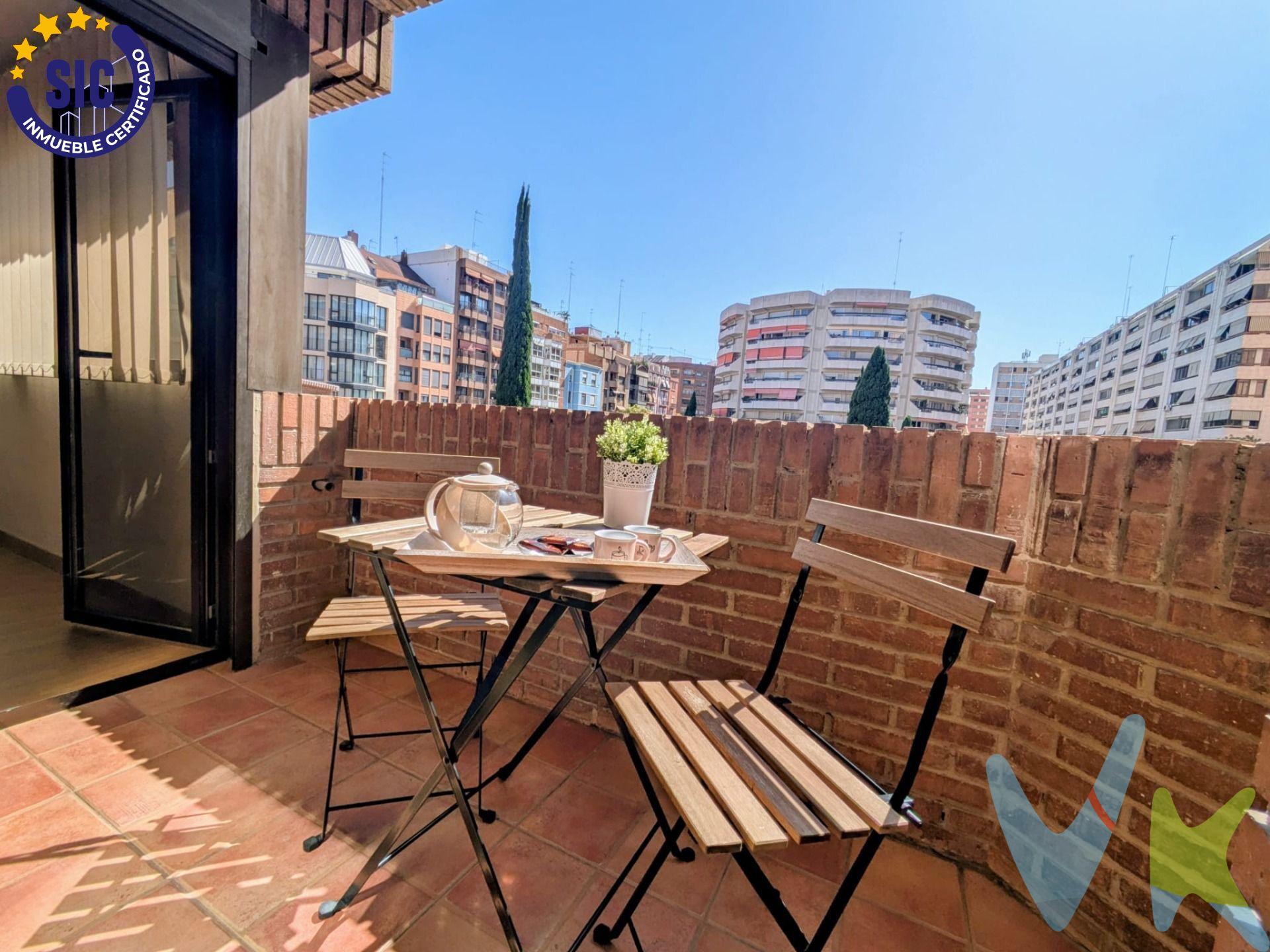 Te gustaría vivir en uno de los barrios más emblemáticos de Valencia?. Te presentamos esta espectacular vivienda en la zona de la Petxina, un barrio tranquilo, residencial, rodeado de toda clase de servicios, infinidad de comercios, centros médicos y centros educativos, lo que hace de la Petxina una zona perfecta para familias con niños. A un paso del Centro histórico de Valencia, las Torres de Quart, el Jardín Botánico y Los Jardines del Túria, uno de los espacios más privilegiados, en el que se sitúa el Estadio de Atletismo y el Complejo Deportivo y Cultural La Petxina. Las comunicaciones son excelentes, tanto a través de la red de autobuses urbanos como del metro ( Turia y Ángel Guimerà). Una vivienda que cuenta con 149m2 distribuidos para ofrecer confort y funcionalidad, gracias a su reforma integral. Entrando a la vivienda nos encontramos con un amplio recibidor que da paso a un espectacular salón-comedor muy luminoso con vistas despejadas y un precioso balcón donde la luz natural se convierte en protagonista. El corazón de la vivienda es la terraza interior, en la que podrás disfrutar de un merecido descanso al aire libre y que da acceso a una gran cocina independiente, además la vivienda incluye una zona de lavado integrada en el interior que aporta comodidad. Destacar sus tres amplias habitaciones, dos de ellas con armarios empotrados y dos baños completos. Una vivienda de ensueño que hoy puede estar a tu alcance,. No dejes pasar esta oportunidad y ven a visitarla!!