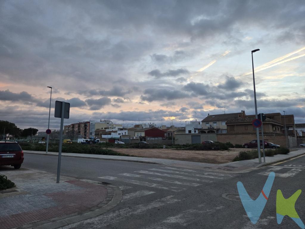 Parcela para Edificación Plurifamiliar de 3.400 m2 de Techo en FoiosUbicación y Entorno UrbanísticoEsta parcela urbana se localiza en el municipio de Foios, específicamente dentro del sector PAI de Forn Vell. La propiedad se sitúa en una zona consolidada del casco antiguo, caracterizada por ser un entorno abierto y de baja densidad de tráfico, lo que garantiza niveles reducidos de contaminación acústica. Su proximidad al Parque de lAlbereda aporta un valor añadido en cuanto a servicios de esparcimiento y vistas despejadas en las inmediaciones del activo. La ubicación estratégica en una zona de expansión controlada permite el desarrollo de un proyecto residencial que combine la tipología tradicional del pueblo con las necesidades de la edificación moderna.Características Técnicas del SueloEl activo cuenta con una morfología de manzana que permite la disposición de tres fachadas, lo que optimiza la ventilación cruzada y la entrada de luz natural en todas las futuras unidades residenciales. La superficie total de techo edificable es de 3.400 m2 destinados íntegramente a uso plurifamiliar. Esta configuración técnica es idónea para promotores que busquen un proyecto de volumen medio con alta eficiencia en la distribución de m2 útiles, dado el aprovechamiento que permiten sus tres orientaciones exteriores.Parámetros de Edificabilidad y DistribuciónLa normativa urbanística aplicable a este suelo permite una distribución de la edificabilidad en las siguientes alturas:Planta Baja: Destinada a accesos y vivienda.Dos Alturas Tipo: Espacio para viviendas plurifamiliares con distribución optimizada gracias al perímetro de fachada disponible.Ático con Retranqueo: Planta superior que permite la construcción de viviendas con amplias terrazas, cumpliendo con los requisitos de retranqueo de fachada exigidos por el ayuntamiento, lo que incrementa el valor comercial de estas unidades finales. Beneficios para el Desarrollo InmobiliarioLa principal ventaja competitiva de esta parcela es su capacidad para albergar un edificio con tres caras al exterior, lo que reduce significativamente las zonas de patio de luces interior y maximiza los metros cuadrados exteriores. La tranquilidad del casco antiguo de Foios, sumada a la cercanía de zonas verdes, convierte a este suelo en una inversión sólida para satisfacer la demanda de primera residencia en la comarca de lHorta Nord. Al ser una parcela urbana directa, los plazos de ejecución se ven optimizados frente a suelos en fases de gestión urbanística anteriores.Contacto y Gestión de VisitasPara obtener la ficha urbanística completa, planos de situación o coordinar una visita técnica a la parcela en Foios, por favor contacte con nuestra oficina comercial. Disponemos de toda la documentación técnica necesaria para el estudio de viabilidad de su proyecto residencial.Se muestra a título informativo y no contractual. El precio no incluye lo siguiente: Honorarios de la agencia inmobiliaria, impuestos (IVA, ITP) y otros gastos de la Compraventa (notaria, gestoría y registro).