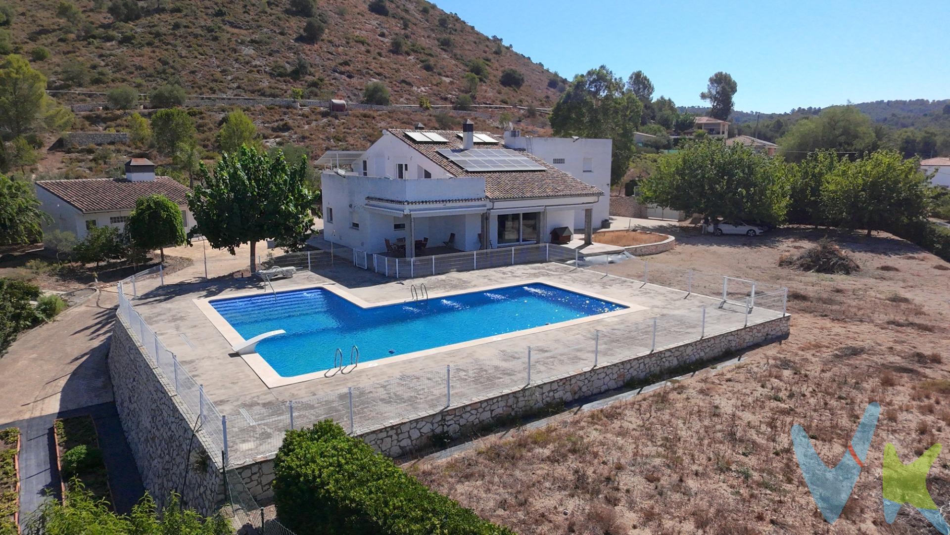 Hay casas que se eligen tanto por la calidad de su construcción como por las sensaciones que transmiten al cruzar la puerta. Esta propiedad lo reúne absolutamente todo. Ubicada en la tranquilidad de la Partida Bolvens, esta villa de 515 m2 construidos está diseñada para ofrecer una vida cómoda, privada y llena de luz, manteniendo colegios, supermercados y todos los servicios de Xàtiva a solo unos minutos. Arquitectura luminosa: Fachada orientada para aprovechar la luz natural de la mañana a la noche, con techos altos y ventanales que integran las vistas despejadas a la sierra en el día a día. Sótano con luz natural: Un espacio polivalente y versátil con hueco para todo. Ideal para montar tu propio gimnasio, zona de ocio, taller creativo, despacho o almacenamiento sin restar espacio a la vivienda. 4 habitaciones dobles y 4 baños completos: Espacios amplios y bien distribuidos que aseguran que cada miembro de la familia disfrute de su propio refugio de descanso. Climatización perfecta: Suelo radiante que te recibe cálido en invierno, combinado con aire acondicionado y calefacción central para mantener la temperatura ideal siempre. El corazón del hogar: Cocina americana abierta al salón, perfecta para compartir el café de la mañana o alargar las sobremesas sin prisa. Paellero/barbacoa cerrado independiente: Diseñado para organizar reuniones familiares y asados los fines de semana en cualquier época del año, haga el tiempo que haga. Piscina privada rodeada de solárium para darte un chapuzón cuando quieras, con total intimidad y sin miradas ajenas. 6.810 m2 de parcela vallada: Un gran espacio exterior con zona de huerto privado para conectar con la naturaleza y cultivar tus propios productos. Mantenimiento sin esfuerzo: Sistema de riego automático instalado para que el jardín se mantenga solo. Eficiencia y seguridad: Placas solares para agua caliente sanitaria, puerta blindada, alarma, doble garaje, trastero y galería. Una vivienda completa, cómoda y eficiente donde de verdad apetece construir tu día a día. ¿Quieres sentir en persona todo lo que ofrece esta casa? Contacta para organizar una visita privada. VENTA:. PVP 680.000€. Gastos e impuestos no incluidos en el precio. La compra conlleva impuestos y gastos de formalización para el comprador. A título orientativo se informa que en segundas transmisiones el ITP con carácter general en Valencia es del 9%, pudiendo existir otros tipos impositivos atendiendo a las circunstancias personales del comprador u otras circunstancias previstas legalmente. Base imponible del impuesto el mayor valor entre el precio de compraventa, la tasación o el valor de referencia catastral. En cuanto a los gastos de notaría y registro, en su caso, suelen oscilar aprox. entre 1,5% y 2,5% (aranceles variables según precio, n.º de copias y complejidad). El comprador elige notario. Si el comprador precisase de hipoteca: tasación, condiciones y costes bancarios serán según entidad elegida por el comprador, así como los gastos de gestoría, y cualesquiera otros gastos inherentes a la formalización de la compraventa que legalmente correspondan a la parte compradora, salvo pacto expreso en contrario con el vendedor. El consumidor tiene, conforme a la normativa vigente, a su disposición información y documentación adicional relativa al inmueble y condiciones de la compraventa, que podrá ser consultada en C/Joaquín Costa 4, bajo 46005 Valencia o urbe2@remax.es. Honorarios de mediación inmobiliaria a cargo del COMPRADOR: (3% del precio final de venta más IVA (21%), salvo otro pacto.); y de VENDEDOR (según acuerdo con el mismo). Se informa al consumidor que la agencia actúa como intermediaria inmobiliaria en la operación, estando cualquier eventual compraventa y sus condiciones sujeta a la aceptación expresa del propietario-vendedor y a la posterior formalización del correspondiente contrato.