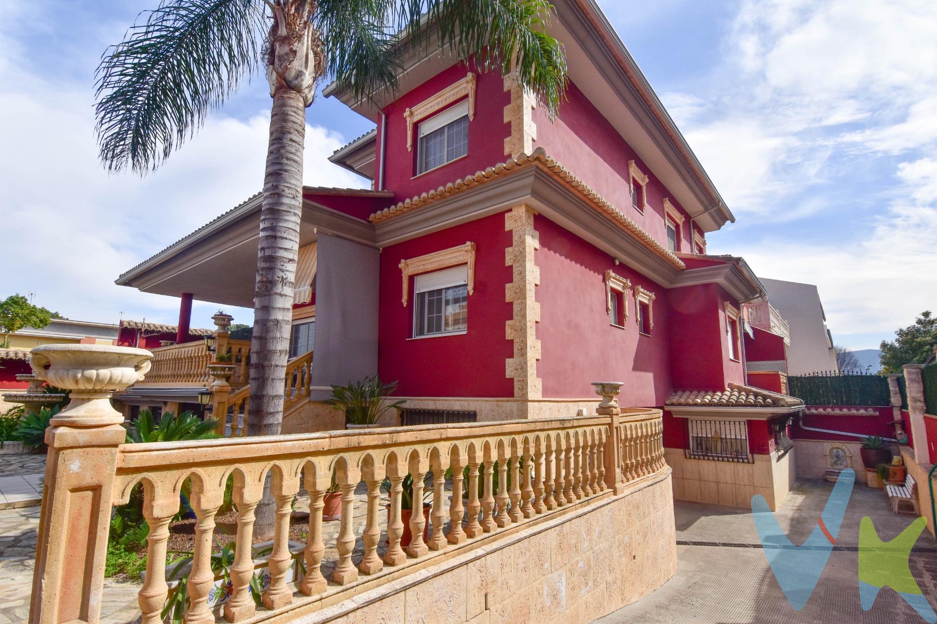 Hay viviendas que simplemente cumplen… y otras que superan cualquier expectativa desde el primer momento. Este espectacular chalet de 421 m² construidos ha sido diseñado y cuidado al mínimo detalle, con materiales de alta calidad, instalaciones modernas y amplios espacios pensados para disfrutar en familia y con amigos. Una propiedad única donde el confort, el espacio y la calidad se combinan para crear un hogar realmente especial. Al llegar a la propiedad encontramos un espacio exterior muy cuidado que combina terraza, jardín con empedrado y una marquesina en la entrada, aportando comodidad tanto para el acceso como para el uso diario de la vivienda. Un entorno perfecto para disfrutar del aire libre con privacidad y tranquilidad. Planta baja – Espacios amplios y funcionales: Al entrar en la vivienda encontramos una planta diseñada para el día a día. Dispone de: 2 habitaciones, una de ellas con baño en suite, habitación principal amplia con vestidor, salita o despacho independiente, ideal para teletrabajo, . baño completo con ducha, cocina independiente y un amplio salón comedor. Desde el salón se accede directamente a la terraza exterior, donde encontramos una fantástica zona de barbacoa y paellero rústico, perfecta para reuniones familiares o con amigos. Toda la vivienda está acabada con suelo de gres porcelánico de alta calidad, aportando elegancia y durabilidad. En la primera planta encontramos una distribución ideal para familias: 4 habitaciones amplias, todas con armarios empotrados de gran capacidad, baño completo con ducha, dos terrazas privadas, espacios luminosos, cómodos y perfectamente aprovechados. Sótano – Una auténtica zona de ocio privada. Uno de los grandes atractivos de esta propiedad es su impresionante sótano acondicionado como zona de ocio. Un espacio amplio y versátil que incluye: Cocina totalmente equipada, baño completo con ducha, gran sala con barra, chimenea para asados y reuniones, zona ideal para celebraciones o encuentros con amigos. pequeña bodega interior, amplio espacio de almacenaje. Un lugar pensado para disfrutar durante todo el año. Equipamiento y extras destacados. La vivienda cuenta con numerosas mejoras que aportan confort y eficiencia: Aire acondicionado por conductos en toda la vivienda, suelo radiante en primera y segunda planta, placa solar para calentamiento de agua, instalación eléctrica completa, armarios empotrados en todas las habitaciones. Materiales y acabados de alta calidad. Una propiedad difícil de encontrar, por su tamaño, distribución, calidad de construcción y zona de ocio, esta vivienda es una opción ideal para familias que buscan espacio, confort y una casa preparada para disfrutar al máximo. Una propiedad que realmente merece ser visitada para apreciar todo su potencial. Nota: Agencia Registrada con el Nº 1395 en el Registro Obligatorio de Agentes Inmobiliarios de la Comunitat Valenciana, consultable en la web de la Generalitat Valenciana. La oferta está sujeta a cambios de precio o retirada del mercado sin previo aviso. La información contenida en el presente anuncio se facilita a título meramente informativo y no contractual, los datos, descripciones, superficies, imágenes y cualquier otro contenido del mismo pueden estar sujetos a errores u omisiones al ser facilitados por terceros. El precio de venta publicado no incluye los honorarios de intermediación inmobiliaria, ni los impuestos legalmente aplicables (IVA o ITP), ni los gastos derivados de la compraventa, tales como notaría, registro y gestoría, ni aquellos derivados de la financiación, en caso de existir. Por mandato expreso del propietario, este inmueble se comercializa en régimen de exclusiva, garantizando al interesado un acceso completo a la información y una gestión profesional, transparente y sin interferencias de terceros. Se ruega no molestar al propietario, a los ocupantes del inmueble ni a los vecinos. Agentes inmobiliarios c