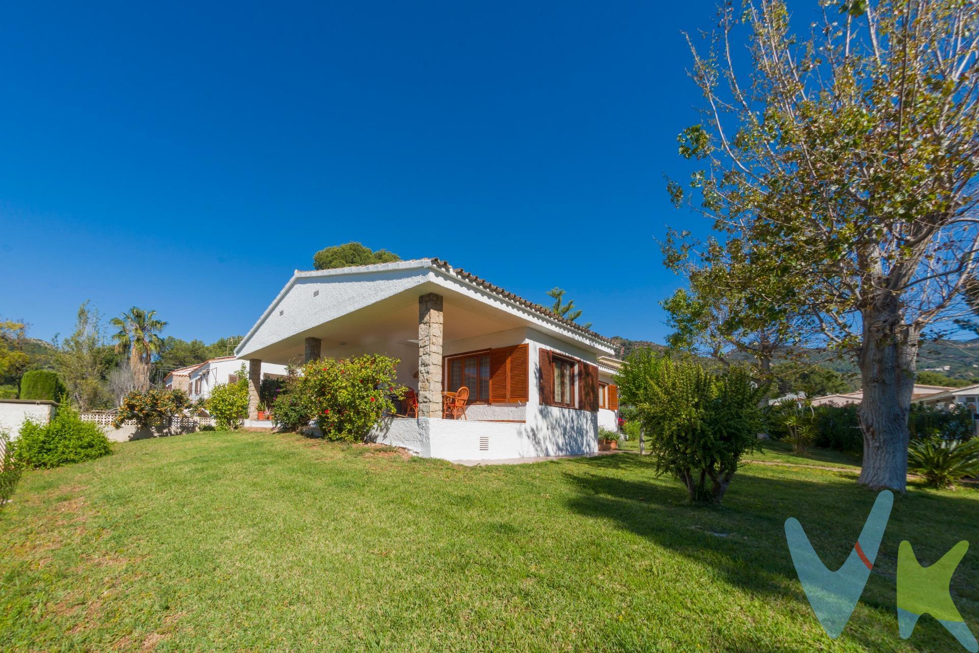 Se ofrece esta villa independiente, situada en una atractiva parcela en chaflán, ideal para quienes buscan una propiedad con carácter y posibilidades de personalización. La vivienda se distribuye cómodamente en una sola planta y cuenta con un amplio salón-comedor, cocina independiente, cuatro dormitorios y dos baños. Destacar que algunos elementos de la casa ya han sido reformados, en especial que se trata de una vivienda adaptada para personas con movilidad reducida, aunque requiere una actualización general para adaptarla a las necesidades actuales. Además, dispone de un sótano muy funcional que incluye garaje, trastero y un práctico leñero. La parcela, al ser de esquina, ofrece mayor amplitud y luminosidad, y aunque no cuenta con piscina, tiene espacio suficiente para su posible instalación. Una oportunidad perfecta para reformar a gusto y convertirla en la casa ideal. . Por mandato expreso del propietario comercializamos este inmueble mediante contrato de multi-exclusiva, por el cual numerosas agencias colaboradoras, nacionales e internacionales, ofrecen esta vivienda a sus potenciales compradores, todo ello garantizando un servicio de calidad, un trato fácil, sencillo y sin interferencias de terceros, ya que la gestión es a través de nuestra agencia. *Impuestos, gastos de compraventa tales como honorarios agencia y financiación no incluidos. . 
