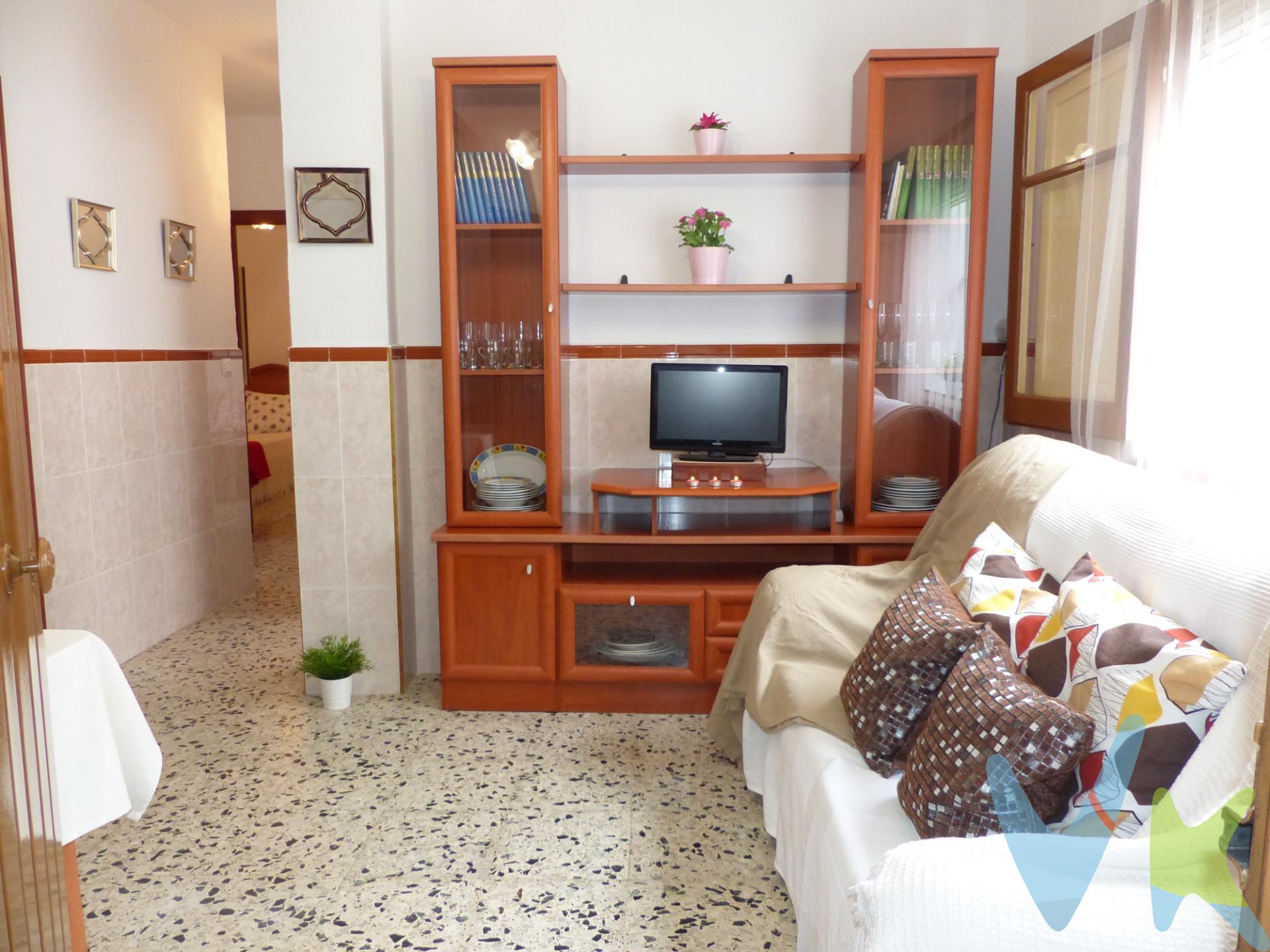 Piso en planta baja a 150 metros de la Playa Cruz del Mar, situado en un residencial habitado todo el año. Consta de salón-comedor,  pasillo distribuidor, tres dormitorios, cocina independiente equipada, un baño y pequeño patio de desahogo. Solárium compartido para dos vecinos. Tiene 67 m2 construidos y 57 m2 útiles. Se vende amueblado. Precio: 115.000.-€