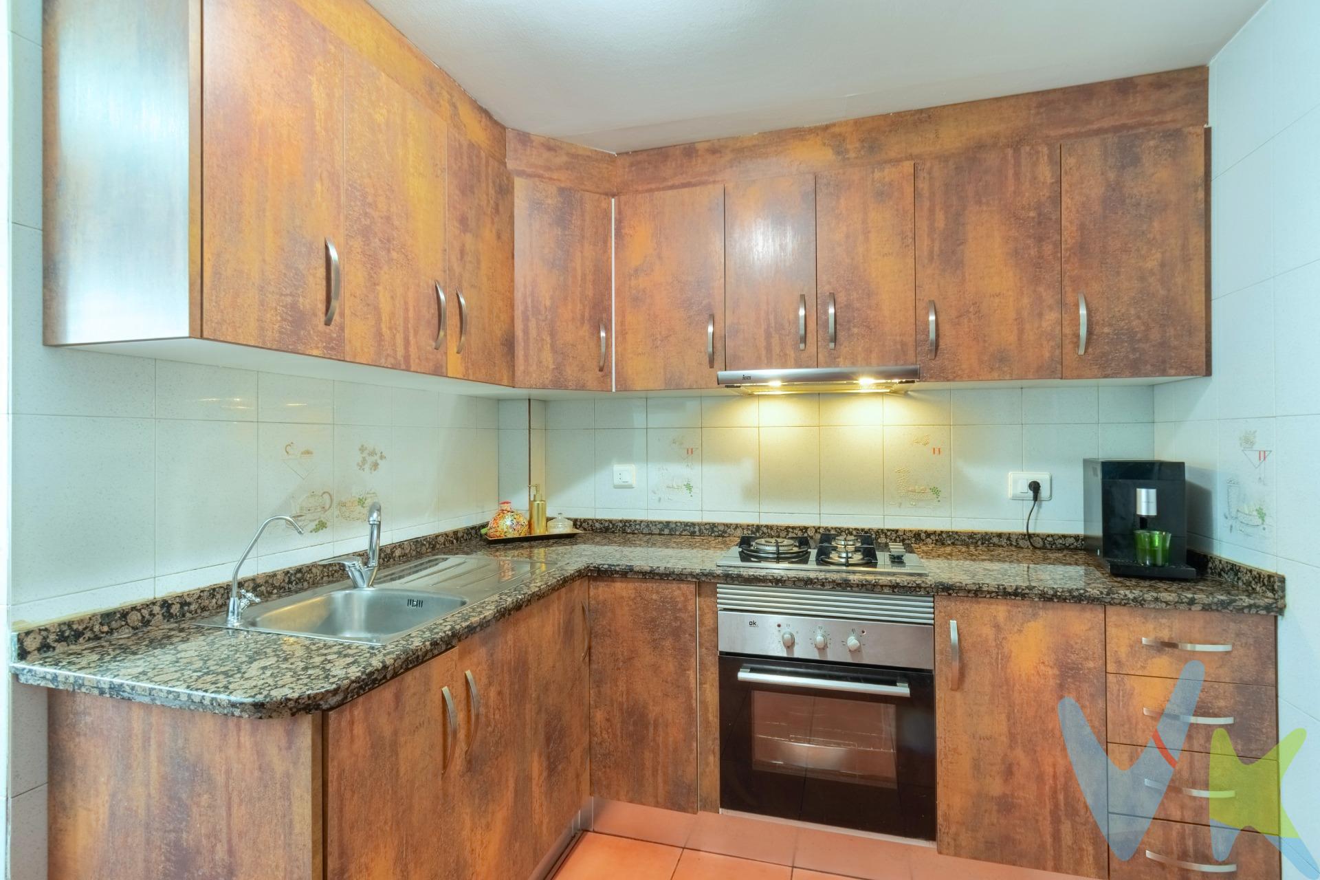 Imagina despertar cada mañana con la luz suave del sol entrando por las ventanas de un hogar que respira tranquilidad y comodidad. Este piso de cuatro habitaciones, situado en un edificio familiar de una sola planta, te da justo eso: un espacio donde la vida se desliza al ritmo pausado del barrio, pero con la ciudad siempre a un paso. A solo unos minutos de la Universidad de Castellón, esta vivienda combina la calma de una zona residencial con la vitalidad de los alrededores. Perfecta para familias, estudiantes o quienes buscan una inversión con visión de futuro: alojamiento para largas estancias, alquiler vacacional o incluso para instalarse a vivir sin preocuparse por reformas. Reformado hace apenas unos años, el piso cuenta con aire acondicionado, calefacción y un diseño pensado para disfrutar cada rincón. Desde su salón-comedor, ideal para compartir comidas y conversaciones, hasta la terraza  superior,  de uso y disfrute del propietario, donde puedes organizar una barbacoa, colocar un cenador o tender la ropa bajo el sol mediterráneo. Y aunque está en una primera planta sin ascensor, el acceso es cómodo y la recompensa es un hogar lleno de luz, serenidad y oportunidades.