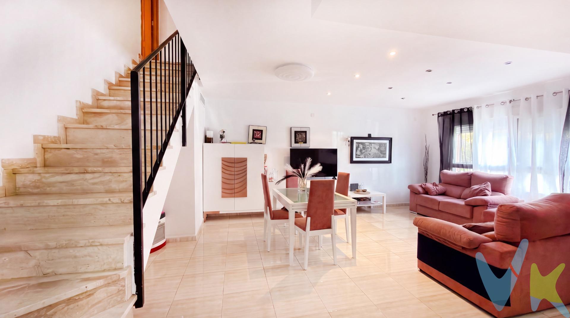 Se vende vivienda unifamiliar construida en 2005, muy bien mantenida y lista para entrar a vivir sin necesidad de reformas. Es una casa cómoda y acogedora, con buena distribución, abundante luz natural y vistas completamente despejadas al campo. En la planta baja se encuentra el salón comedor, un espacio agradable y luminoso, perfecto tanto para el día a día como para recibir visitas. La cocina es independiente y comunica directamente con el garaje, lo que facilita mucho las tareas cotidianas. En esta misma planta se ubica también un aseo, muy práctico para uso familiar y para invitados. El garaje, de aproximadamente 19 m² adicionales a la superficie de la vivienda, es amplio y actualmente se utiliza en gran parte como zona de estar y terraza cubierta. Cuenta con un tragaluz que aporta mucha luz natural, convirtiéndolo en un espacio extra muy versátil, ideal para reuniones, comedor o área de ocio. Aun así, puede volver a utilizarse como garaje si se desea, aunque cabe destacar que resulta muy fácil aparcar justo en la puerta de la vivienda. En la primera planta se encuentran tres dormitorios exteriores, todos con aire acondicionado por split y muy buena entrada de luz natural. Dos de las habitaciones disponen de armarios empotrados y una de ellas cuenta además con balcón. En esta misma planta hay un baño completo que da servicio a los tres dormitorios. La vivienda dispone además de una buhardilla diáfana con 4 ventanales practicables, un espacio amplio, bien iluminado y ventilado que puede adaptarse fácilmente como dormitorio adicional, despacho, sala de juegos o zona de ocio según las necesidades. Entre sus características técnicas, la casa cuenta con preinstalación de aire acondicionado por conductos, además de los splits ya instalados, ventilación cruzada natural y ventanas con doble acristalamiento tipo climalit, que mejoran el aislamiento térmico y acústico y ayudan a reducir el consumo energético tanto en verano como en invierno. Los suelos cerámicos se encuentran en perfecto estado, reflejo del buen cuidado de la vivienda a lo largo de los años. La vivienda se encuentra en Benimuslem, una localidad tranquila y agradable, ideal para quienes buscan calidad de vida en un entorno más relajado sin renunciar a los servicios del día a día. El propio municipio cuenta con colegio, piscina municipal, instalaciones deportivas y servicio regular de autobuses, lo que lo hace especialmente cómodo para familias y para quienes necesitan desplazarse. Además, su ubicación es muy práctica, ya que se sitúa a pocos minutos de Alberic, Carcaixent y también de Alzira, donde se encuentra una amplia oferta de supermercados, comercios, centros de salud, estación de tren y todo tipo de servicios. Esta combinación de tranquilidad, buenas comunicaciones y cercanía a ciudades más grandes convierte a la vivienda en una opción muy interesante tanto como residencia habitual como inversión. Las vistas abiertas al campo, sin edificaciones frente a la vivienda, aportan una gran sensación de amplitud, privacidad y calma, un valor añadido difícil de encontrar hoy en día. Tu nuevo hogar en Benimuslem te espera, con comodidad, luz y vistas que enamoran. Mobiliario, vehículos y otros elementos decorativos y personales de la propiedad no incluidos. Impuestos, gastos de compraventa, intermediación y financiación no incluidos. 