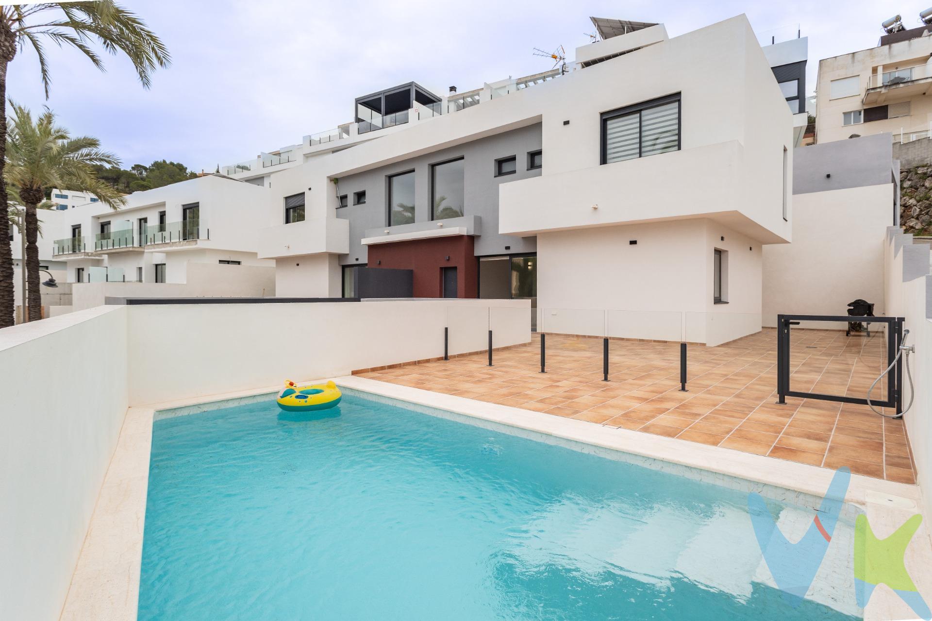 Espectacular casa pareada en venta en Alzira, ubicada en una URBANIZACIÓN PRIVADA Y TRANQUILA , con EXCELENTE ACCESO AL CENTRO DEL PUEBLO Y LAS PRINCIPALES VÍAS DE COMUNICACIÓN. Esta VIVIENDA SEMI-NUEVA combina DISEÑO, EFICIENCIA ENERGÉTICA Y CONFORT, ofreciendo una experiencia de hogar única. Distribuida en dos plantas más un cómodo sótano, dispone de tres habitaciones, dos baños completos + un aseo, cocina independiente totalmente equipada con electrodomésticos de alta calidad y un salón luminoso y acogedor. En la planta sótano se encuentran el garaje con portón eléctrico, un lavadero independiente y almacenaje. La propiedad ha sido equipada con  SISTEMA DE CALEFACCIÓN y AIRE ACONDICIONADO por conductos con tecnología AirZone, que incluye HUMIDIFICADOR y VENTILACIÓN INTEGRADA. La orientación Este-Oeste garantiza LUZ NATURAL durante todo el día, mientras que las ventanas con doble acristalamiento y las PERSIANAS ELÉCTRICAS en la segunda planta aseguran confort térmico y acústico. La casa dispone de PANELES SOLARES en el techo y una calificación energética "A", ideal para quienes valoran la sostenibilidad. Además, cuenta con una ANTENA DE INTERNET PROPIA, videoportero con Wifi, y una puerta principal blindada (nivel 4) que aporta un plus de seguridad. En el exterior, el jardín rodea una magnífica PISCINA PRIVADA con sistema de CLORACIÓN SALINA, iluminación interna, mosaico antideslizante con efecto marmoleado de Gresite Carrara, ducha con telefonillo. También se ha realizado la preinstalación para barbacoa y se incluye un sistema de recolección de agua de lluvia con motobomba. El suelo interior está revestido con un laminado especial resistente a la humedad, asegurando durabilidad y elegancia. Una casa moderna, eficiente y preparada para el futuro, LISTA PARA ENTRAR A VIVIR. Para más información o concertar una visita, no dudes en contactarnos. 🏡✨. La descripción y los datos del presente inmueble tienen carácter meramente informativo y en ningún caso contractual. En el precio de la vivienda no están incluidos los honorarios de agencia, gastos de compraventa y/o financiación. Por mandato expreso del propietario, comercializamos este inmueble en exclusiva compartida, lo que garantiza un servicio de calidad, un trato fácil y personalizado, una gran difusión en nuestras redes compartidas y sin interferencias de terceros. Por este motivo se ruega no molestar al propietario, a los ocupantes de la propiedad, a los vecinos o conserjes del edificio si los hubiera. Si eres una agencia, llámanos colaboraremos contigo. . Muchas gracias. 