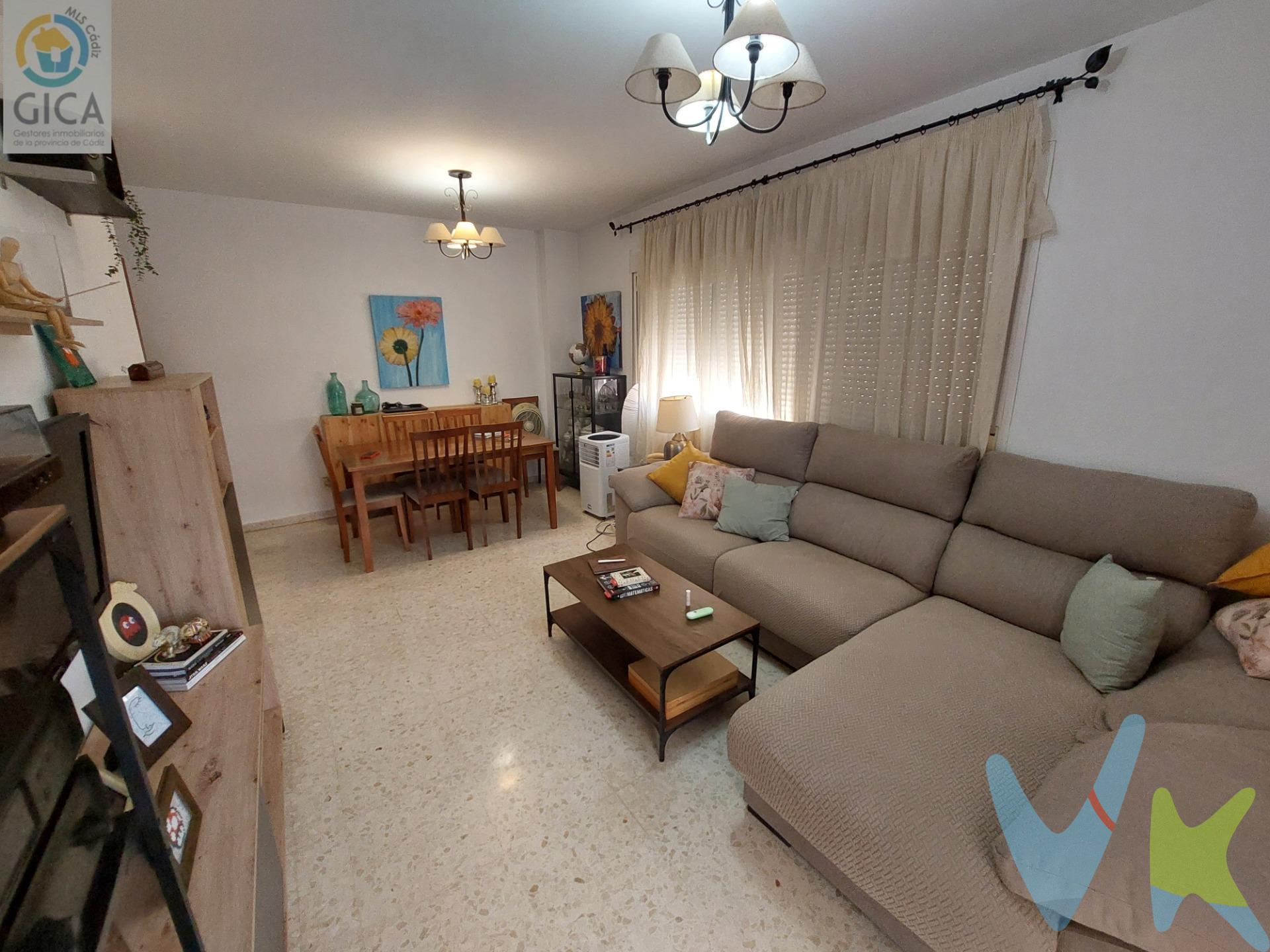 Fantástico piso junto Corte Inglés, en plaza Rafael Montoya Joya. Consta de 3 dormitorios, baño y aseo, cocina independiente y  salón, Tanto la cocina con el salón tiene acceso a la terraza. La vivienda es de 2009 por lo que la construcción es relativamente nueva y no necesita reformas. Cuenta con armario empotrado en el pasillo y una de las habitaciones. Además la vivienda dispone de plaza de parking con acceso directo del ascensor al sótano lo que lo hace muy cómodo a la hora de compras, niños, lluvia.. Mejor llámanos para visitar. --------------------------------------------------. Informamos a nuestros clientes que los gastos de notaría, registro, gestoría, impuestos y los honorarios de la agencia  NO están incluidos en el precio. A su vez, disponemos del documento informativo abreviado de la propiedad (según decreto 218/2005, del 11 de octubre) y de seguro de caución, para la protección del dinero entregado como señal para la reserva de una vivienda. Por mandato expreso del propietario, comercializamos este inmueble en exclusiva, lo que le garantiza el acceso a toda la información, a un servicio de calidad, un trato fácil, sencillo y sin interferencias de terceros. Por este motivo, se ruega no molestar al propietario, a los ocupantes de la propiedad o a los vecinos. Muchas gracias por su comprensión.