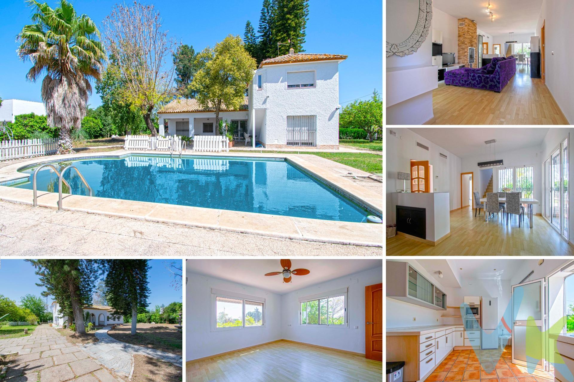 Magnífico chalet independiente en Espartinas, con excelentes calidades, en Urbanización Los Tres Pinos. La propiedad se sitúa en una parcela de 4584m2 y dispone de 380m2 construidos distribuido en dos plantas. Accedemos a la vivienda por un pequeño porche de estilo rústico. En planta baja tenemos  un gran salón con chimenea, muy acogedor y confortable  y zona comedor con grandes ventanales desde donde podemos acceder a un bonito porche con vistas al jardín trasero y piscina, donde podrá disfrutar de estupendas reuniones con la familia y amigos.. La cocina es independiente, de estilo moderno, y se encuentra amueblada, muy cómoda, con un gran trastero y salida a porche trasero y a una de las zonas más bonitas de la finca, con árboles frutales y caballerizas. También hay un aseo. La vivienda dispone de cuatro amplios dormitorios, el principal con magnífico vestidor y baño completo de estilo rústico, con placa ducha. En el pasillo tenemos otro baño bastante amplio completo con placa ducha. La planta alta de la vivienda es una gran estancia ,tipo buhardilla para uso varios, habitación, despacho, gimnasio . Las ventanas son de climalit de aluminio lacado en blanco, las puertas de madera y el suelo de tarima y gres, dispone de instalación de aire acondicionado y ventiladores de techo. La finca tiene una zona recreativa de barbacoa y piscina y una gran pista de baloncesto. Tiene otra zona de frutales llena de naranjos dulces y caballerizas con cuatro boxer, con la posibilidad de darle otros usos. Zona de aparcamiento cubierto para cuatro vehículos. La ubicación de la finca es perfecta por el rápido acceso a Espartinas, Villanueva del Ariscal, Umbrete etc.. y sobre todo a 10 minutos de Sevilla. No se lo piense más y visítela con nosotros, le va a encantar. Informamos a nuestros clientes compradores que el precio de venta no incluye lo siguiente: Honorarios de la agencia inmobiliaria, Impuestos (I.T.P., I.V.A. o A.J.D., en su caso) ni otros gastos de la compraventa (gastos de Registro de la Propiedad, Notaría, Gestoría ni de posible Financiación). Documento D.I.A. a disposición del consumidor según Decreto 218/2005 Junta de Andalucía. 
