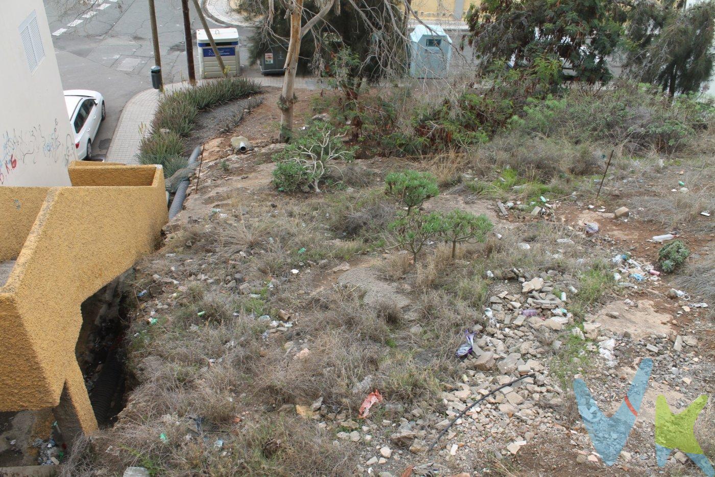 Si estás buscando una parcela donde idear tu propia vivienda, esta parcela puede ser la  que estas buscando.  .  Tiene una superficie de ciento setenta y cinco metros cuadrados con fachada a 3 calles; pudiéndose construir un local en planta baja , dejando todo como garaje y la planta alta de vivienda con amplias vistas al entorno incluso al mar; o un edificio de viviendas con garaje.  .  La zona es cómoda, ya que tiene colegio de primaria y secundaria, supermercados, farmacia, centro de salud , parada de guaguas y está  a pocos  minutos del casco de Telde.  .  No dudes en pedir más información, estaremos encantados de ayudarte.  Información: Los gastos inherentes a la compraventa de la propiedad: Notaría,  impuestos,  registro , no se encuentran incluidos en el precio.  Los datos expuestos son meramente orientativos y se encuentran sujetos a errores u omisiones involuntarias. 