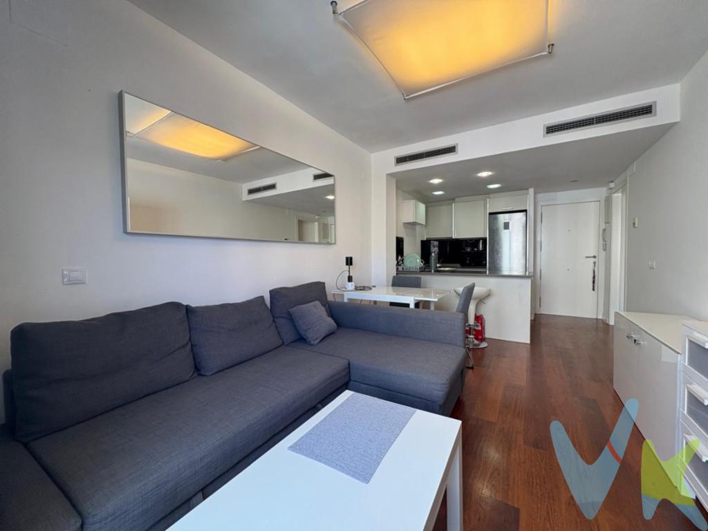 🏡 Vive el encanto del centro histórico de Valencia RACASA TORRES DE QUART presenta esta magnífica vivienda en venta en el corazón de El CarmeUbicada a escasos metros de la Plaza del Tossal y las emblemáticas Torres de Quart, esta propiedad es ideal para quienes buscan una vida urbana llena de historia, cultura y comodidad.Con una superficie útil de 50 m² (55 m² construidos), el piso se encuentra en la cuarta planta de un edificio con ascensor, construido en 1981 y perfectamente conservado. Su distribución ofrece un ambiente acogedor y funcional: amplio salón comedor con cocina integrada, una espaciosa habitación, un baño completo y un balcón corrido que aporta luz y ventilación natural.La vivienda cuenta con detalles que marcan la diferencia: climatización por conductos frío/calor, suelo de parquet, carpintería climalit y armarios empotrados, lo que garantiza confort y eficiencia en el día a día.La ubicación no podría ser mejor. Situado en una de las zonas más emblemáticas de Valencia, El Carme, este piso está rodeado de vida, historia y una vibrante oferta cultural y gastronómica. A pocos minutos a pie encontrarás bares, restaurantes, tiendas y algunos de los monumentos más importantes de la ciudad. Además, dispone de excelentes conexiones con el transporte público: estaciones de tren, metro y autobuses muy cercanas aseguran una movilidad cómoda dentro y fuera de la ciudad.Una vivienda ideal tanto para quienes buscan su hogar en el centro de Valencia como para inversores que desean apostar por una zona con gran proyección y demanda.📞 Para más información o concertar una visita, llámanos al 607 141 035. No dejes pasar esta oportunidad única de vivir donde todo sucede.  