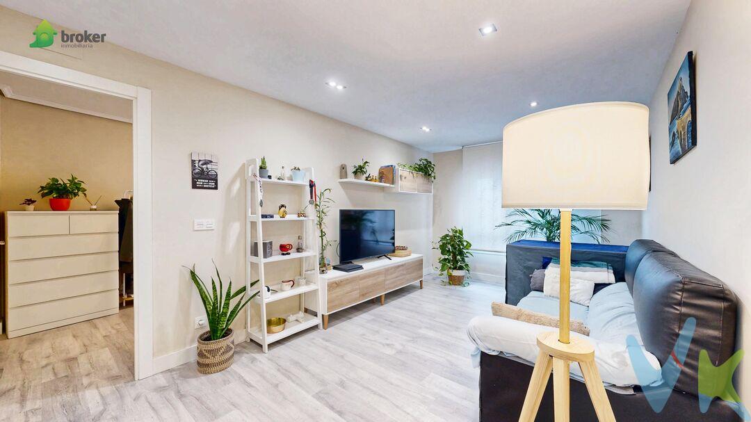 SAN VICENTE, REFORMADO CON ASCENSOR Y TERRAZA
¡¡¡ EXCLUSIVA !!! ¿Buscas una vivienda en SAN VICENTE en la que puedas entrar a vivir sin necesidad de hacer reformas? INMOBILIARIA BROKER te ofrece esta bonita vivienda junto a la Iglesia y el parque de la Ciudad Deportiva, rodeada de zonas verdes y en un barrio con mucha vida y todo tipo de servicios a un paso, a 5 minutos del Metro.
Está distribuida en 2 habitaciones, salón comedor de buen tamaño, un baño muy amplio con doble lavabo y una gran cocina comedor de casi 15 metros CON SALIDA A TERRAZA, ideal para comer en familia o hacer reuniones con amigos.
La vivienda ha sido renovada en 2020, momento en el que se hicieron muchas mejoras: ventanas de PVC Climalit oscilobatientes, puertas lacadas, tarima flotante nueva, paredes lisas y techos bajados con focos integrados. También se renovó todo el mobiliario y los electrodomésticos de la cocina, que se queda completamente equipada. TOMA DE GAS NATURAL en el portal.
El edificio dispone de ASCENSOR con capacidad para 4 personas, con elevador para sillas de ruedas en el portal. Se ha puesto FACHADA VENTILADA y se ha renovado el TEJADO hace muy poco tiempo. Queda todo pagado y no hay derramas pendientes.
Para más información o para concertar una visita, no dudes en contactarnos en GERNIKAKO ARBOLA 38 o llámanos y organizamos una visita. TENEMOS LLAVES, para que puedas verlo con tranquilidad.
Usamos tecnología 3D, para que puedas ver la vivienda con total realidad. Así, en la visita todo será más fácil a la hora de tomar decisiones.
Gastos de gestión del 3.500 € (+IVA) a cargo del comprador, no incluidos en el precio.
Colegiado API 584. Trabaja con verdaderos profesionales.