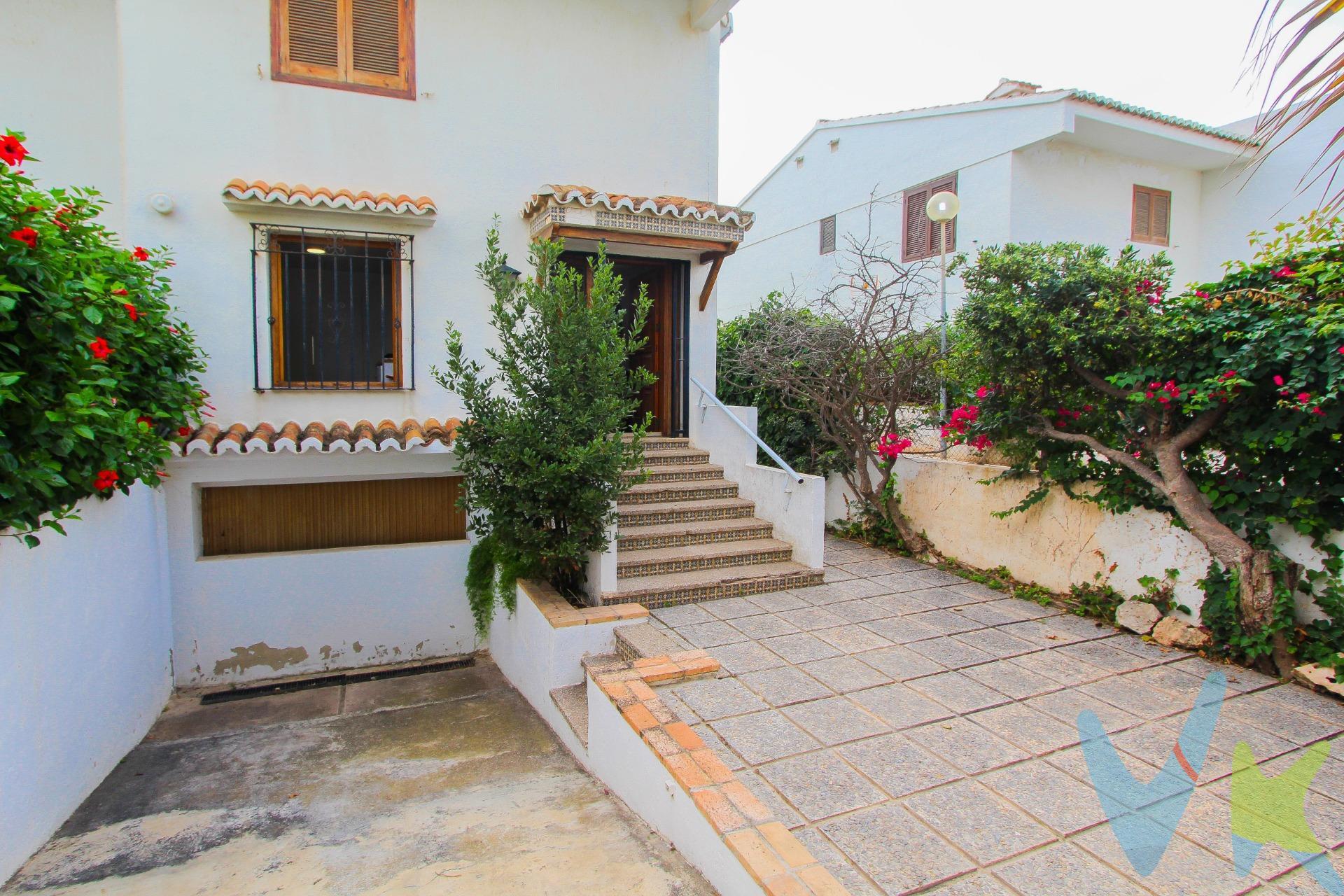 Imagina tu casa en primerísima línea de la playa de El Puig con vistas al mar, a 15 kilómetros al norte de Valencia perfectamente comunicada por autovía. Lista para disfrutar y celebrar la vida, con acceso privado al paseo marítimo y la mismísima arena. Con un encantador jardín que tiene su fachada propia al mar. Un poco de deporte o un estimulante paseo por la playa a primera hora de la mañana es un lujo a tu disposición. Esta magnífica propiedad es perfecta para tu gran familia, dispone de una sala principal que se abre con naturalidad a la zona ajardinada privada, también las dos terrazas superiores permiten la misma experiencia desde las habitaciones, y la extraordinaria buhardilla dispone de vistas tan espectaculares como relajantes. Todo ello crea una armoniosa experiencia de vida interior-exterior. En la primera planta encuentras  4 habitaciones,  y dispone además de una amplísima y luminosa buhardilla hábil para 2 o más habitaciones extra, para un despacho enorme, o para un estudio luminosísimo. La buhardilla dispone además de su propia terraza-solarium. La casa se completa con un sótano adecuado para todo el almacenamiento que puedas necesitar. El complejo “Play Puig” dispone de zonas comunes, con 4 diferentes piscinas disponibles. Es una urbanización consolidada muy disfrutada por las familias. A tan solo 15 minutos de Valencia, tan cerca de su vida comercial, cultural y de ocio, la casa es perfecta para vivir todo el año. El puerto deportivo Pobla Marina está a unos cientos de metros, con todos los servicios junto a sus 640 amarres, vela náutica y buceo. En el entorno hay numerosos centros comerciales y gran oferta en restauración y ocio. Su apreciada playa es el lugar ideal para desconectar, la ubicación es exclusiva, respira su aire puro y disfruta de la salida del sol cada día desde tu propia habitación o desde el bonito jardín. Es un trozo de paraíso, disfruta de su playa, su excepcional emplazamiento y todo ello a un paso de la ciudad. VENTA:. PVP 750.000€.  Gastos e impuestos no incluidos en el precio. La compra conlleva impuestos y gastos de formalización para el comprador. A título orientativo se informa que en segundas transmisiones el  ITP  con carácter general en  Valencia  es del  10%, pudiendo existir otros tipos impositivos atendiendo a  las circunstancias  personales del comprador u otras circunstancias previstas legalmente. Base imponible del impuesto el mayor valor entre el precio de compraventa, la tasación o el valor de referencia catastral. En cuanto a los gastos de  notaría y registro, en su caso,  suelen oscilar aprox; entre 1,5% y 2,5% (aranceles variables según precio, n.º de copias y complejidad). El comprador elige notario. Si el comprador precisase de  hipoteca: tasación, condiciones y costes bancarios serán según entidad elegida por el comprador, así como los gastos de gestoría, y cualesquiera otros gastos inherentes a la formalización de la compraventa que legalmente correspondan a la parte compradora, salvo pacto expreso en contrario con el vendedor. El consumidor tiene,  conforme a la normativa vigente, a su disposición información y documentación adicional relativa al inmueble y condiciones de la compraventa, que podrá ser consultada en C/Joaquín Costa 4, bajo 46005 Valencia o urbe2@remax.es. Honorarios de mediación inmobiliaria a cargo del  COMPRADOR: (3% del precio final de venta más IVA (21%), salvo otro pacto.); y  de VENDEDOR (según acuerdo con el mismo). . Se informa al consumidor que la agencia actúa como intermediaria inmobiliaria en la operación, estando cualquier eventual compraventa y sus condiciones sujeta a la aceptación expresa del propietario-vendedor y a la posterior formalización del correspondiente contrato. 