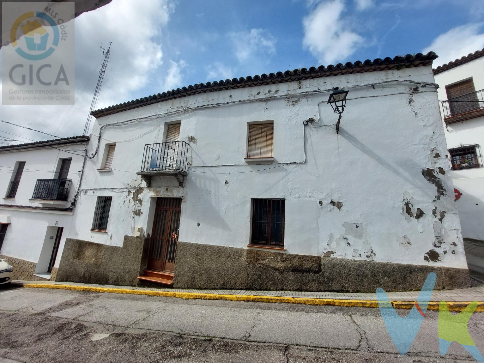 Fantástica casa en Jimena de la Frontera. Ubicada en la zona alta del pueblo, lo que le aporta vistas, tranquilidad y luz a la vivienda. Consta de 3 plantas, donde la de abajo fue hace unos años un pequeño comercio con su entrada independiente. la primera planta (está a ras de suelo por el otro lado de la calle al ser esquina y estar en cuesta), encontramos el recibidor, cocina, un baño completo, salón, 3 dormitorios,  pequeño patio y acceso a otra habitación. En la última planta tenemos una pequeña terraza/solarium y un dormitorio muy grande y reformado con baño en Suite. La casa necesita reforma en la cocina y baño, además de pintura tanto interior como exterior, de ahí su precio, el cual le permite reformar y modificar a su gusto y entrar en el presupuesto final de la vivienda. Llámenos para visitar o más información. --------------------------------------------------. Informamos a nuestros clientes que los gastos de notaría, registro, gestoría, impuestos y los honorarios de la agencia  NO están incluidos en el precio. A su vez, disponemos del documento informativo abreviado de la propiedad (según decreto 218/2005, del 11 de octubre) y de seguro de caución, para la protección del dinero entregado como señal para la reserva de una vivienda. Por mandato expreso del propietario, comercializamos este inmueble en exclusiva, lo que le garantiza el acceso a toda la información, a un servicio de calidad, un trato fácil, sencillo y sin interferencias de terceros. Por este motivo, se ruega no molestar al propietario, a los ocupantes de la propiedad o a los vecinos. Muchas gracias por su comprensión.