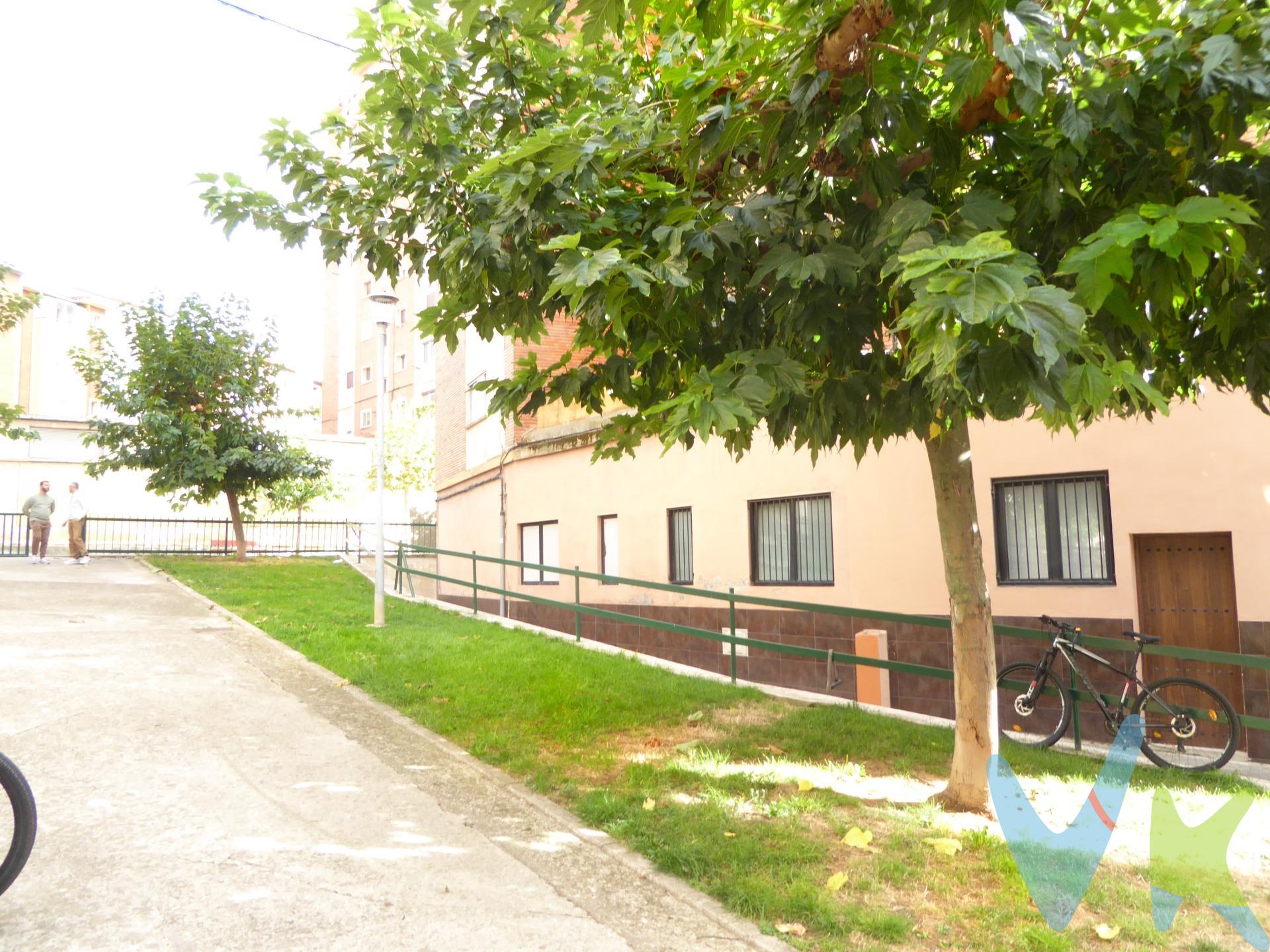 Coqueto local-oficina tipo loft en Santa María la Real,  cerca del club de Tenis y a un paso del centro de Pamplona. Es silencioso y tranquilo ya que la entrada es por la parte trasera. El bullicio, servicios y vida se encuentran en cuanto se sale a calle. Está distribuido en amplia entrada con acceso a la zona de salón. Por una rampa se llega a la cocina (totalmente equipada), al dormitorio y baño completo. Bomba frío-calor. No tiene cédula de habitabilidad pero existe un proyecto de obra para poder solicitarla. Está para entrar a disfrutarlo. Cómodo y práctico es caluroso en invierno y fresco en verano con el ahorro energético que esto conlleva.  La cocina está montada y el baño con ducha.  Datos meramente informativos, sin valor contractual.  Las superficies expresadas en esta página tienen carácter descriptivo y son aproximadas. Muebles en inventario. El PVP indicado no incluye impuestos (ITP, IVA o AJD según el caso) ni gastos de transmisión (registro de la Propiedad, Notaría, Gestoría..)