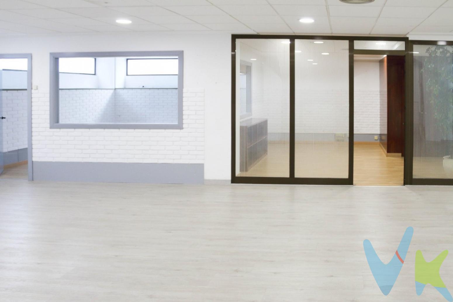 Presentamos este local comercial, con posibilidad de venta o alquiler, hasta ahora ha sido utilizado para oficinas y despachos. Dispone de cinco estancias independientes, una amplia sala de juntas, siete puestos de trabajo ya organizados, amplia zona de archivador, dos aseos y un cuarto de limpieza, el suelo tiene terrazo y sobre este plaquetas de 60x60...Ubicado al lado de una de las avenidas principales del Puerto de Sagunto...Moderno y espacioso, si estás buscando un sitio grande para tu equipo de trabajo, éste puede ser tu local. Perfecto para oficinas de CoWorking...Llama y agenda tu visita con nosotros, estaremos encantados de atenderte.