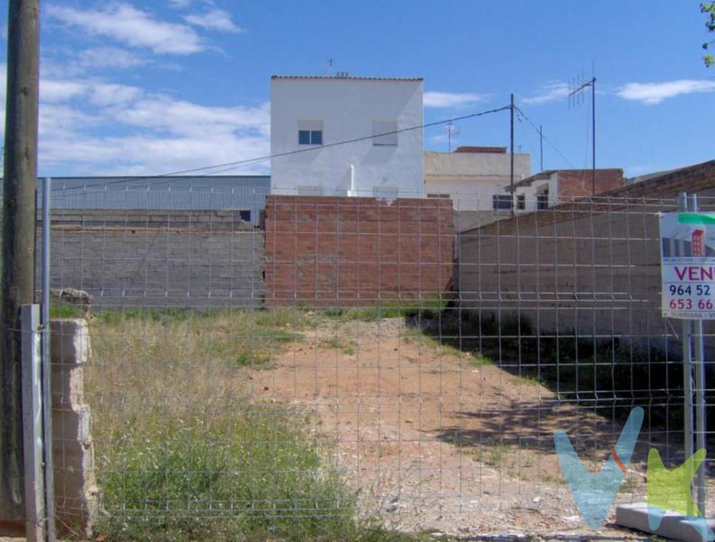 ¿Estás buscando el terreno perfecto para materializar tus proyectos? ¡Aquí está la oportunidad que esperabas! Presentamos una impresionante Parcela Urbana en la codiciada zona Oeste de Vila-real. Con una superficie de 283 metros cuadrados, este terreno te brinda la base perfecta para construir y darle forma a tus proyectos. ¡No pierdas esta ocasión de inversión y desarrollo! 💼🏗️ Con fácil acceso a las principales vías y servicios, tu inversión estará en un lugar estratégico y de alto valor. 📏 Amplio Potencial de Construcción: La parcela ofrece la posibilidad de construir hasta 1.000 metros cuadrados de edificación, lo que te da un lienzo en blanco para dar vida a tus proyectos arquitectónicos. 🏗️ Opciones de Intercambio: ¿Tienes una parte del solar disponible para intercambiar por la construcción? ¡Esta es tu oportunidad! Explora opciones flexibles de cambio de parte del solar por obra construida. Imagina lo que podrías crear en esta parcela. Desde viviendas multifamiliares hasta espacios comerciales, la versatilidad de esta propiedad te brinda la libertad de transformarla en algo verdaderamente especial. Con acceso a la infraestructura urbana y rodeada de comodidades. ¡No dejes que esta oportunidad pase de largo! Contacta con nosotros para obtener más detalles sobre la Parcela Urbana en Vila-real Zona Oeste. Explora las opciones de intercambio, las posibilidades de construcción y cómo puedes convertir este terreno en la realización de tus visiones.