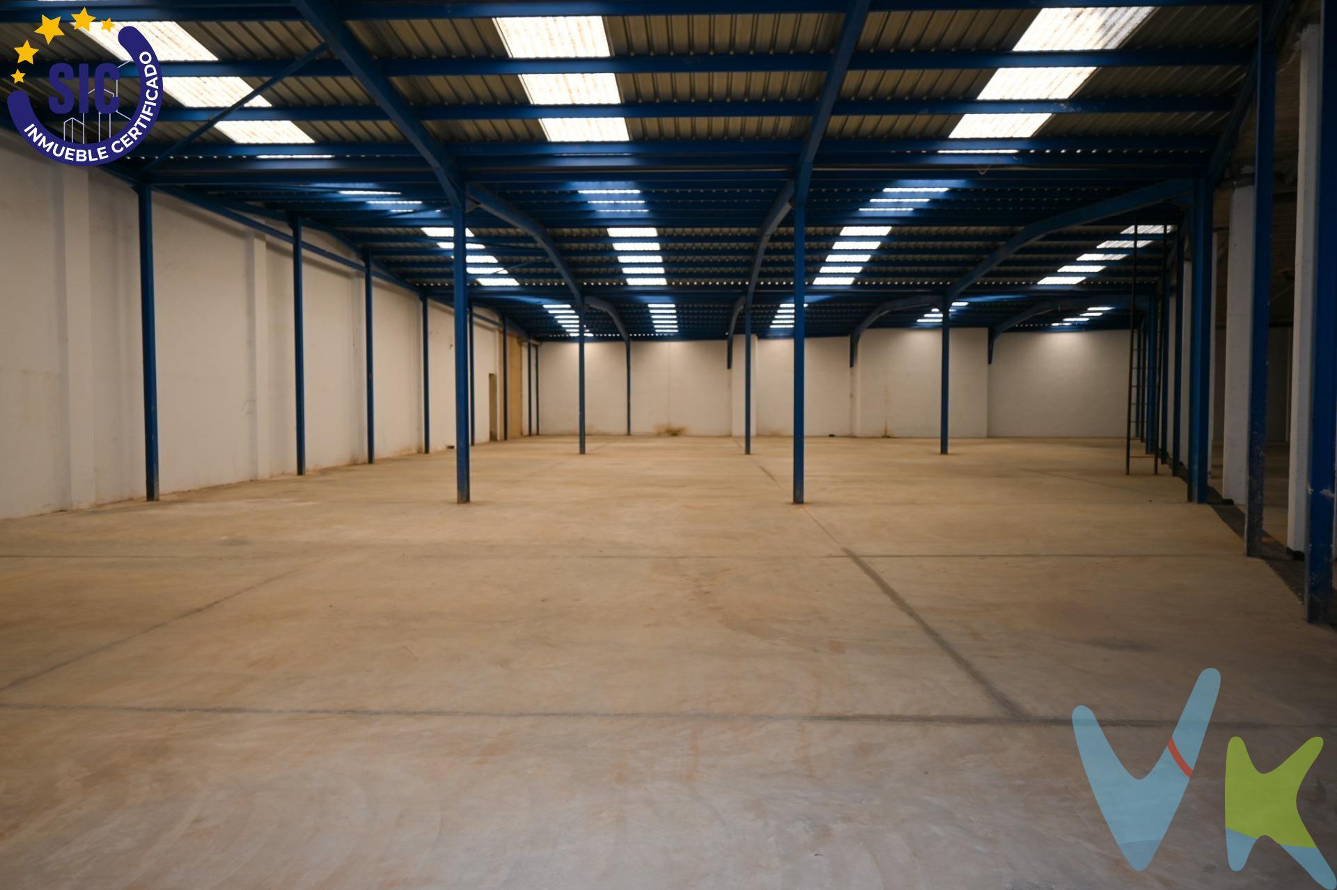 ¡Gran oportunidad de inversión en Xirivella! Local comercial en venta con acceso a dos calles. Se vende amplio local comercial en Xirivella con una ubicación inmejorable: entradas por la Avenida Camí Nou y la Calle Arte Mayor de la Seda. Superficie útil total: 1.614 m². Distribución diáfana, ideal para adaptar a cualquier tipo de negocio. 5 puertas con persianas de acceso que permiten una excelente entrada de luz natural, visibilidad comercial y facilidad logística. 4 baños ya habilitados con ducha y con termo eléctrico en cada uno de ellos. Accesos desde ambas calles, 2 entradas por Avda Camí Nou y 3 entradas por Calle Arte Mayor de la Seda. Este local es perfecto tanto para grandes superficies, supermercados, centros médicos, concesionarios, gimnasios, clínicas, talleres, centros logísticos, bazares, franquicias, o cualquier actividad que requiera gran espacio y visibilidad. Además, al estar ubicado en una zona consolidada con alto tránsito peatonal y rodado, ofrece una gran proyección comercial. No pierdas la oportunidad de establecer tu negocio en una de las mejores ubicaciones de Xirivella. Ven a visitarlo!!!!. Para más información o concertar una visita, no dudes en contactar. ---. La descripción del presente inmueble e imágenes tienen mero carácter informativo y en ningún caso carácter contractual, pudiendo ser modificados por la inmobiliaria comercializadora sin que ello implique responsabilidad alguna frente a terceros. En el precio de venta a público, esta propiedad NO incluye los gastos de adquisición (Notario, registro, gestión, honorarios, etc…).