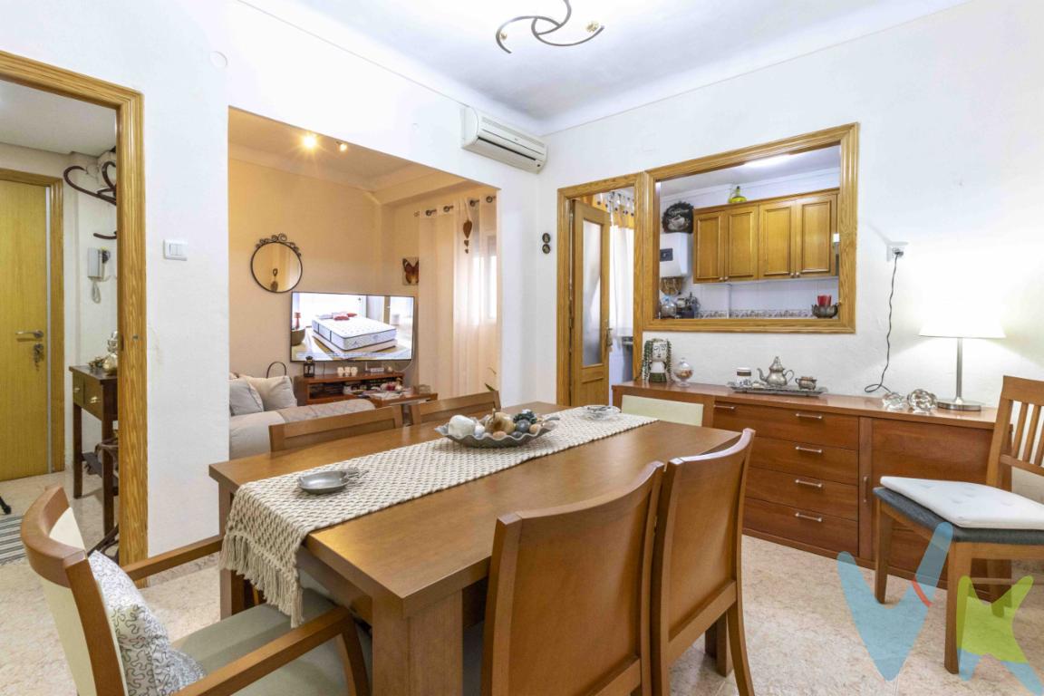 Se vende acogedora vivienda en segunda planta sin ascensor, ubicada en una zona consolidada y bien comunicada de Torrent.La vivienda destaca por su excelente aprovechamiento del espacio, ya que no dispone de pasillo, lo que permite disfrutar de unos metros cuadrados mucho más útiles y funcionales. Originalmente contaba con 3 habitaciones, aunque una de ellas se incorporó al salón comedor para crear una estancia mucho más amplia, luminosa y confortable.Se trata de un piso interior, muy tranquilo, pero con gran luminosidad natural y ventilación cruzada, características que aportan una sensación muy agradable durante todo el año.Distribución:Amplio salón comedor con mayor sensación de espacio y comodidad.Cocina independiente.2 habitaciones actuales (originalmente 3).Dormitorio principal con armario empotrado.1 baño completo.La vivienda es ideal tanto para vivir como para invertir, gracias a su buena distribución, luminosidad y ubicación cercana a todos los servicios: supermercados, colegios, transporte público y zonas comerciales.Una oportunidad perfecta para quienes buscan una vivienda práctica, cómoda y bien ubicada en Torrent.Por mandato expreso del propietario, comercializamos este inmueble EN EXCLUSIVA, lo que le garantiza un servicio de calidad, un trato fácil, sencillo y sin interferencias de terceros. Por este motivo, se ruega no molestar al propietario, a los ocupantes de la propiedad, a los vecinos. Muchas gracias por su comprensiónEl precio publicado NO incluye:- Los gastos de notaría- El impuesto de transmisiones patrimoniales, cuyo tipo general es del 10 % (salvo que el comprador pueda acogerse a bonificaciones existentes).- Los gastos del registro de la propiedad.- Los honorarios de la inmobiliaria que paga la parte comprador, que son de un 3 % mas IVA.Asimismo no incluye ningún otro gasto asociado que no este específicamente que esta incluido. Los datos e información contenida en este anuncio es meramente informativa, por lo que no tiene carácter contractual, pudiendo contener errores, reservándose la inmobiliaria a poder modificarla en cualquier momento. Para saber más sobre el mismo no dude en ponerse en contacto con nosotros.