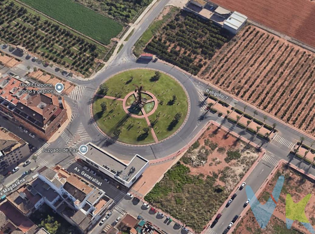  Terreno edificable de 3.250 m² en venta en Rafelbuñol  Ideal para promotores e inversoresUbicación estratégica y excelente conectividadPresentamos una parcela urbana de 3.250 m² situada en el núcleo urbano de Rafelbuñol (Rafelbunyol), una localidad consolidada a tan solo 20 minutos de Valencia capital. Ubicada en una zona con rápido acceso al transporte público, la propiedad se encuentra a pocos minutos a pie de la estación de metro, lo que garantiza una conexión directa y cómoda con la ciudad y otros municipios del área metropolitana. Esta ventaja convierte el terreno en una opción especialmente atractiva tanto para proyectos residenciales como para desarrollos con visión a largo plazo.Totalmente edificable y lista para desarrollarUno de los puntos más fuertes de esta finca es su calificación Residencial como suelo completamente edificable, lo que brinda una libertad total para diseñar y ejecutar un proyecto inmobiliario desde cero. Como promoción de vvienda plurifamiliar, este terreno ofrece la base perfecta para dar forma a cualquier idea constructiva.Además, la finca ya cuenta con conexión a la red de alcantarillado, lo que supone un importante ahorro en costes de urbanización y facilita la tramitación de licencias y permisos. Disponer de esta infraestructura básica desde el inicio acelera los tiempos de desarrollo y mejora la viabilidad del proyecto.Entorno en crecimiento y alta demandaRafelbuñol es una localidad que combina la tranquilidad de vivir en un municipio con esencia tradicional con todas las comodidades modernas. Dispone de colegios, comercios, servicios sanitarios, zonas deportivas y una variada oferta cultural y gastronómica. Su proximidad a Valencia y las buenas comunicaciones han despertado un creciente interés entre quienes buscan calidad de vida sin renunciar a la cercanía de la capital.La demanda de nuevas viviendas en la zona está en aumento, impulsada por la expansión urbana y las mejoras en infraestructuras. Esto convierte la compra de esta parcela en una oportunidad sólida de inversión con gran potencial de revalorización.Una inversión con visión de futuroEn resumen, se trata de un terreno amplio, bien ubicado, con acceso a servicios esenciales y una capacidad edificable total, lo que lo convierte en una oportunidad ideal tanto para inversores como para promotores que buscan un activo con rentabilidad asegurada a medio y largo plazo.El contexto urbano, las conexiones, el entorno tranquilo y el dinamismo del mercado inmobiliario local hacen de esta finca una apuesta segura y versátil.¿Está listo para transformar esta parcela en su próximo gran proyecto? Contacte con nosotros hoy mismo para más información o para agendar una visita sin compromiso. Esta es su oportunidad de invertir en uno de los municipios con más proyección del área metropolitana de Valencia. 