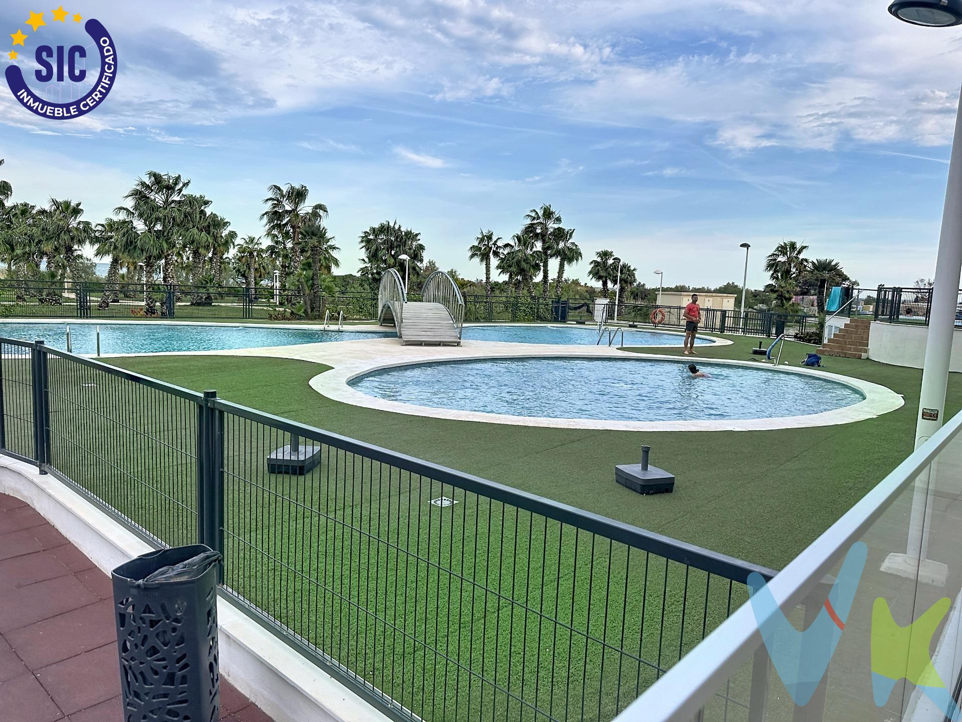 Ubicado en la zona más tranquila y exclusiva de Cabanes (Marina d'Or Norte), este apartamento representa una oportunidad excepcional tanto para quienes buscan un refugio familiar frente al Mediterráneo como para inversores que exigen activos de alta calidad y bajo mantenimiento. Adquirida en 2023 y mantenida completamente a estrenar, la propiedad destaca por una construcción moderna y sostenible que garantiza el máximo confort y una revalorización segura a largo plazo. Por qué destaca esta propiedad:. Vistas y Bienestar: Su terraza privada ofrece maravillosas vistas al mar, convirtiéndose en el espacio ideal para el disfrute en familia bajo el clima privilegiado de la Costa de Azahar. Eficiencia Energética Superior: Con una Calificación Energética A, es uno de los inmuebles más eficientes de la zona. Esto se traduce en un ahorro drástico en facturas y un valor diferencial para el mercado inversor. Servicios de Lujo: El residencial cuenta con instalaciones de primer nivel diseñadas para todas las edades: piscina, jacuzzi, zonas infantiles y áreas recreativas. Todo Incluido: La propiedad se transmite con plaza de garaje y un trastero como anejo inseparable, ofreciendo una solución integral de almacenamiento y aparcamiento. Una pieza inmobiliaria impecable, lista para entrar a vivir o para rentabilizar de inmediato en el segmento más exclusivo de la zona. VENTA:. PVP 300.527€. Gastos e impuestos no incluidos en el precio. La compra conlleva impuestos y gastos de formalización para el comprador. A título orientativo se informa que en segundas transmisiones el ITP con carácter general en Valencia es del 10%, pudiendo existir otros tipos impositivos atendiendo a las circunstancias personales del comprador u otras circunstancias previstas legalmente. Base imponible del impuesto el mayor valor entre el precio de compraventa, la tasación o el valor de referencia catastral. En cuanto a los gastos de notaría y registro, en su caso, suelen oscilar aprox. entre 1,5% y 2,5% (aranceles variables según precio, n.º de copias y complejidad). El comprador elige notario. Si el comprador precisase de hipoteca: tasación, condiciones y costes bancarios serán según entidad elegida por el comprador, así como los gastos de gestoría, y cualesquiera otros gastos inherentes a la formalización de la compraventa que legalmente correspondan a la parte compradora, salvo pacto expreso en contrario con el vendedor. El consumidor tiene, conforme a la normativa vigente, a su disposición información y documentación adicional relativa al inmueble y condiciones de la compraventa, que podrá ser consultada en C/Joaquín Costa 4, bajo 46005 Valencia o urbe2@remax.es. Honorarios de mediación inmobiliaria a cargo del COMPRADOR: (3% del precio final de venta más IVA (21%), salvo otro pacto.); y de VENDEDOR (según acuerdo con el mismo). Se informa al consumidor que la agencia actúa como intermediaria inmobiliaria en la operación, estando cualquier eventual compraventa y sus condiciones sujeta a la aceptación expresa del propietario-vendedor y a la posterior formalización del correspondiente contrato.