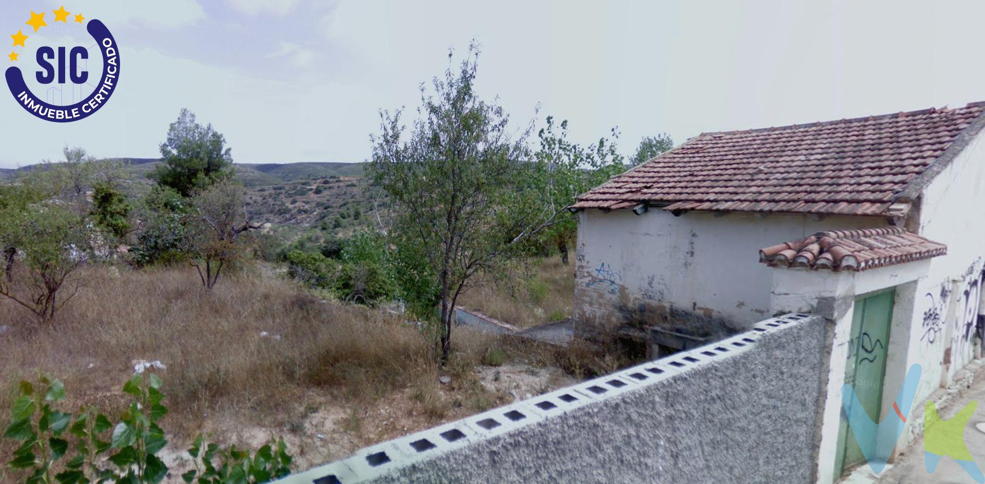 El solar urbano en venta en la población de Siete Aguas es una excelente oportunidad para aquellos que buscan invertir en un terreno con gran potencial. Con una extensión de 2150 metros cuadrados, este terreno ofrece la posibilidad de construir una vivienda o negocio en una zona tranquila y con buenas vistas. Además, si lo desea, disponemos de 10.000 metros de terreno rústico, lo que amplía las posibilidades de uso y desarrollo del terreno. La combinación de terreno urbano y rústico ofrece un abanico de oportunidades para proyectos de construcción, agricultura o cualquier otro tipo de desarrollo. Pregunte el precio por si le interesa. . La población de Siete Aguas es conocida por su belleza natural y su entorno tranquilo, lo que hace de este solar urbano una opción atractiva para aquellos que buscan un lugar para establecerse o invertir. Con unas posibilidades inmejorables, este terreno es una oportunidad única para aquellos que buscan un lugar con potencial de crecimiento y desarrollo. -----. . La descripción del presente inmueble e imágenes tienen mero carácter informativo y en ningún caso carácter contractual, pudiendo ser modificados por la inmobiliaria comercializadora sin que ello implique responsabilidad alguna. frente a terceros. En el precio de venta a público, esta propiedad NO incluye los gastos de adquisición (Notario, registro, gestión, honorarios, etc…).